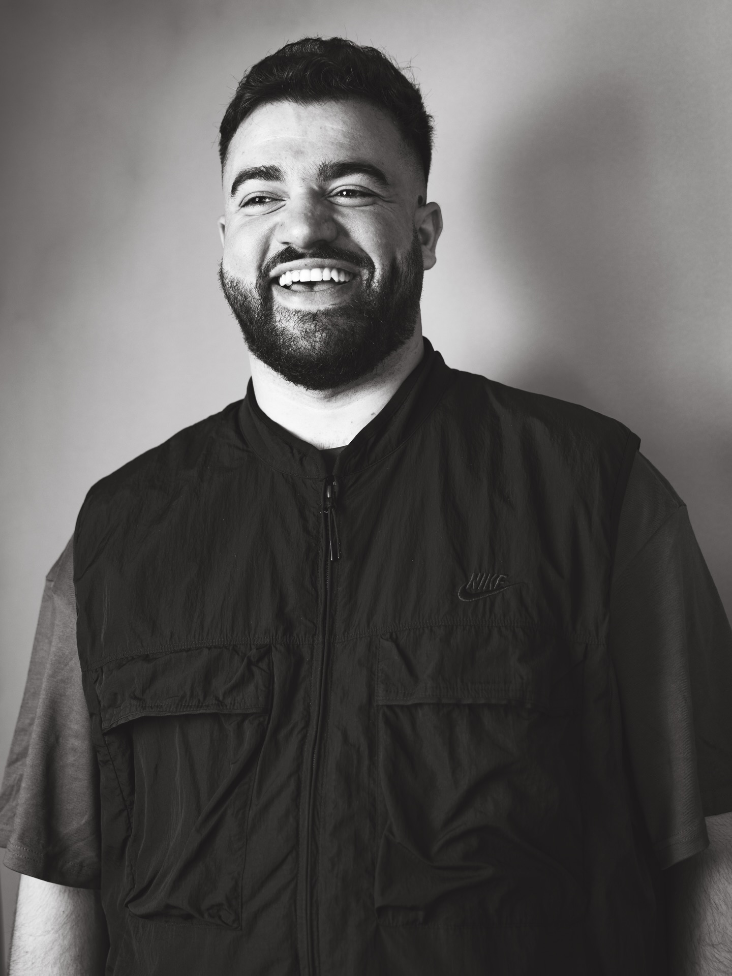 MON NOUVEL EP EST DISPO !
Ces dernières semaines ont été un peu spéciales !
Ça fait un mois que j’ai un chiot à la maison, et toute mon énergie est passée là-dedans
Alors il n’y a pas vraiment eu de promo, pas de teasing, juste la vie qui se passe
Aujourd’hui, j’suis trop trop content de sortir Transition I
Cet EP rassemble les morceaux que j’ai le plus joués en live cette année. Des tracks qui ont grandi sur scène, au fil des concerts, des publics et des moments 🎹
Je l’ai appelé Transition I parce que ça marque la fin d’un cycle, et que la suite arrive en forceeee hehe, je me réjouis beaucoup de vous montrez ça !
Plein de bisous ❤️
-
The past few weeks have been a bit special!
It’s been a month since I got a puppy, and all my energy has gone into that.
So there hasn’t really been any promo, no teasing, just life happening
Today, I’m so so happy to release Transition I
This EP brings together the tracks I played the most live this year
Pieces that grew on stage, through concerts, crowds, and moments 🎹
I called it Transition I because it marks the end of a cycle and what’s coming next is coming in strong hehe, I can’t wait to show you!
Lots of love ❤️
📸 @m.pln @floaeby