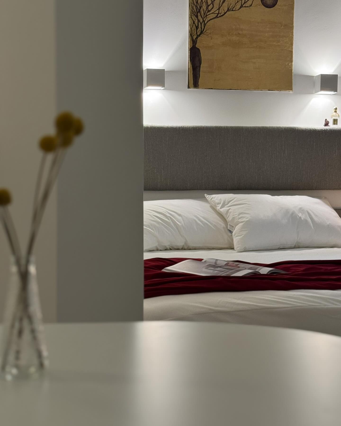 Residenze San Barnaba ✨
• Appartamento 4 •
Il progetto nasce dall’interazione tra una scatola lignea che definisce gli spazi e un telaio metallico che li struttura e filtra, richiamando le sperimentazioni tecniche di Mathieu Matégot. Superfici opache, lucide e specchiate ampliano la percezione e rendono l’ambiente flessibile e trasformabile.
Elemento centrale è il grande ripostiglio sospeso a pianta triangolare, che guida l’ingresso e, all’interno, si estende in armadiature e nella vetrata che illumina il bagno.
Grazie alle pareti scorrevoli progettate con i falegnami, l’appartamento può adattarsi a molte configurazioni: i pannelli, ora specchiati ora opachi, aprono o chiudono il soggiorno e integrano una TV girevole, creando spazi dinamici e versatili.
Grazie al lavoro di @edil.marco.legnano
•
•
•
I quadri di @manuelacarrano
Le tende e gli imbottiti di @arredamentiborgonovo
Le falegnamerie di Brescia Falegnami
Le resine di @teknairesine
#architecture #interiordesign #home