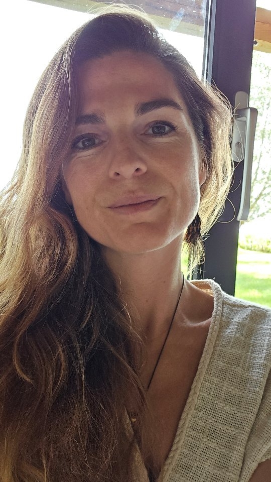 Nooit had ik gedacht, dat één cacao ceremonie voor vrouwen ertoe zou leiden dat ik me meer vrouw zou gaan voelen.
10 jaar geleden had je me het me niet kunnen zeggen dat ik ceremonies zou begeleiden en nu sinds een paar jaar vooral groepen vrouwen mag ontvangen.
Dat mijn eigen levensreis en helingspad ter inspiratie mag dienen voor die van andere vrouwen.
In de afgelopen 10 a 12 jaar heb ik altijd één ding gedaan, dat is mijn hart blijven volgen.
Mijn hart heeft me geleidt naar heel veel zelf aan te willen kijken, nieuwsgierigheid overwon angst voor het onbekende. Ik liet me leidden door dat waar ik enthousiast van werd en vertrouwde de weg ernaartoe.
Natuurlijk, met vallen en weer opstaan.
Plantmedicijn ceremonies, stembevrijding retraites, reizen naar verre oorden en leren van lokale sjamanen - het heeft me veel geleerd, over mezelf en de wereld waar we in leven.
Het heeft me dichter in verbinding gebracht met de ziel van de aarde.
Het helen van mijn eigen wonden, denk aan innerlijk kind pijn, voorouderlijk trauma en de vrouwenwond heeft me dichterbij mezelf gebracht. Ergens ben ik altijd opzoek geweest, naar de beste versie van mezelf.
In het werk wat ik breng kom ik veel vrouwen tegen die zoekende zijn, soms nog niet weten waarnaar.
Vrouw van de Aarde is voor mij een bestemming, een herinnering die diep in ons vrouwen leeft. Wanneer we herinneren wie we in ons zuivere natuurlijke staat als vrouw zijn, herinneren we dat we van de Aarde zijn.
Als jij als vrouw ook zoekende bent, naar je bestemming, je plek in deze wereld - weet dan dat je altijd welkom bent, in onze cirkels, retraîtes en ceremonies. Vrouw van de Aarde is er voor iedere vrouw.
Mijn verhaal doet er toe, net zoals die van jou er toe doet.
De laatste cirkel van dit jaar: Womb of Winter Dagretraîte tijdens het weekend van de winter solstice op 20 December ✨️🤍 er zijn nog plekken!
Ook voor 1:1 begeleiding kun je bij mij terecht 🤍 Stuur me gerust een p.b.
Liefs