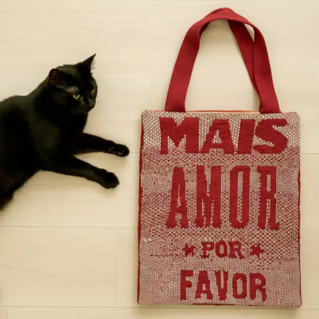 Plus qu'un sac, un message à porter. ✨
Découvrez « Mais Amor », notre nouvelle pièce unique née de l'intersection entre Paris et São Paulo.
En 2009, un mouvement artistique et engagé naissait au Brésil, inondant les murs de la phrase « Mais Amor, Por Favor » (« Plus d'amour, s'il vous plaît »). Un appel à la douceur qui a traversé les frontières et a touché notre créatrice, Cali.
En hommage à cette onde positive, elle a conçu ce sac en tricot numérique, pensé comme un manifeste portable. Un message d'amour et de bienveillance à arborer fièrement dans la rue.
Comme chaque pièce de notre atelier fabriqué à Paris, « Mais Amor » allie un savoir-faire local précis et une vision globale engagée. Il est doux, résistant et unique, tout comme le message qu'il porte.
👉 Personnalisez les couleurs de votre « Mais Amor » et portez le message à votre façon.
#FabriquéÀParis #TricotNumérique #MaisAmorPorFavor #PlusDAmourSilVousPlait #ModeEngagée #CréationParisienne #SlowFashion #Hommage #MadeinFrance #FabriquéàParis