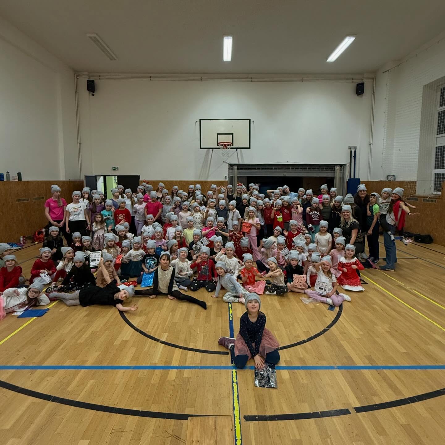 Nádherně jsme společně zakončili den i třetí adventní víkend – plný radosti, pohybu, úsměvů a krásné atmosféry celé Akademie sportu Liberec ⭐️🎄🤩