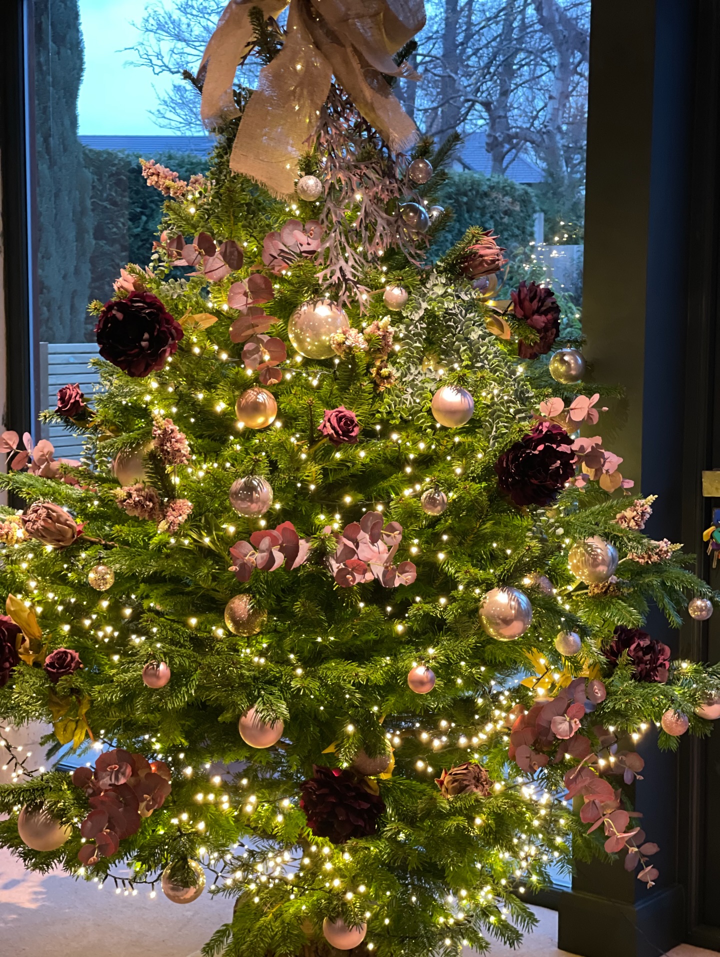 🌲🥀Botanical Christmas Tree
In the past I used to dress private homes for Christmas. So when one of our fabulous customers asked us to dress her beautiful home I couldn’t resist.
A beautiful barn with the most incredible botanical wallpaper. I went with a real tree, lots of sparkly lights, lush florals and a large hessian bow.
Just gorgeous and very fitting for the lady herself.
Thank you for entrusting TROPICA to being Christmas to your beautiful home.
.
.
.
.
#christmastree #christmasdecorations #tropicawilmslow