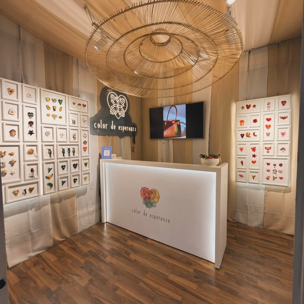 Muy felices de nuestra casita en @feriaeva.co ❤️❤️❤️.
A quienes estén en Bogotá los esperamos desde el 10 hasta el 14 de Diciembre en la casita 94 😊