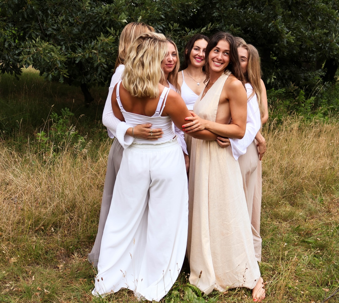 I am grateful to be a woman.
Dankbar für Nähe, die Verbundenheit – und für die Frauen an meiner Seite.
Mit ihnen entstehen Erinnerungen, die bleiben. Gespräche, die tief gehen.
Momente, die glücklich machen.
Jetzt, wo die Rauhnächte näher rücken, spüre ich noch deutlicher, wie wichtig die Menschen sind, die mein Herz wärmen und mich durchs Jahr begleiten.
Frauen, die füreinander da sind, sind ein Geschenk. Und ich bin unendlich dankbar für meines.
Photo by @joselyn.morales.acuna ❣️