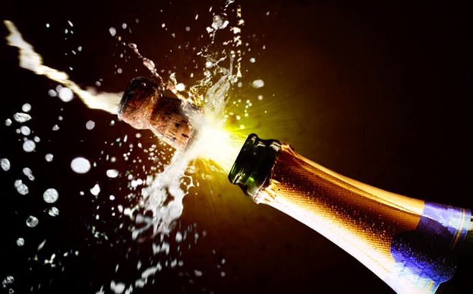 10° Giorno di Avvento
Quanta energia racchiude una bottiglia di Champagne?
🍾 Al suo interno si sviluppano 5–6 bar di pressione:
paragonabili a quella di una ruota di autobus, concentrata in una sola bottiglia.
Quando la stappi, questa energia si libera in un istante:
il tappo può raggiungere 40–80 km/h, una velocità simile a quella di un motorino in partenza o di un servizio di tennis deciso.
Per questo si dice che lo Champagne non si apre, si lascia partire.
E l’eleganza del gesto conta quanto la sicurezza: sempre lontano dal viso.
Vuoi la bottiglia perfetta per il tuo menù delle feste?
Scrivici! 👇
#vino #barrique #affinamento #winelover #wineexperience finewine degustazione winestory winepassion eleganza
AvventoDelGusto WinePairing HolidayDinner WineLovers Festività FineDining Brindisi