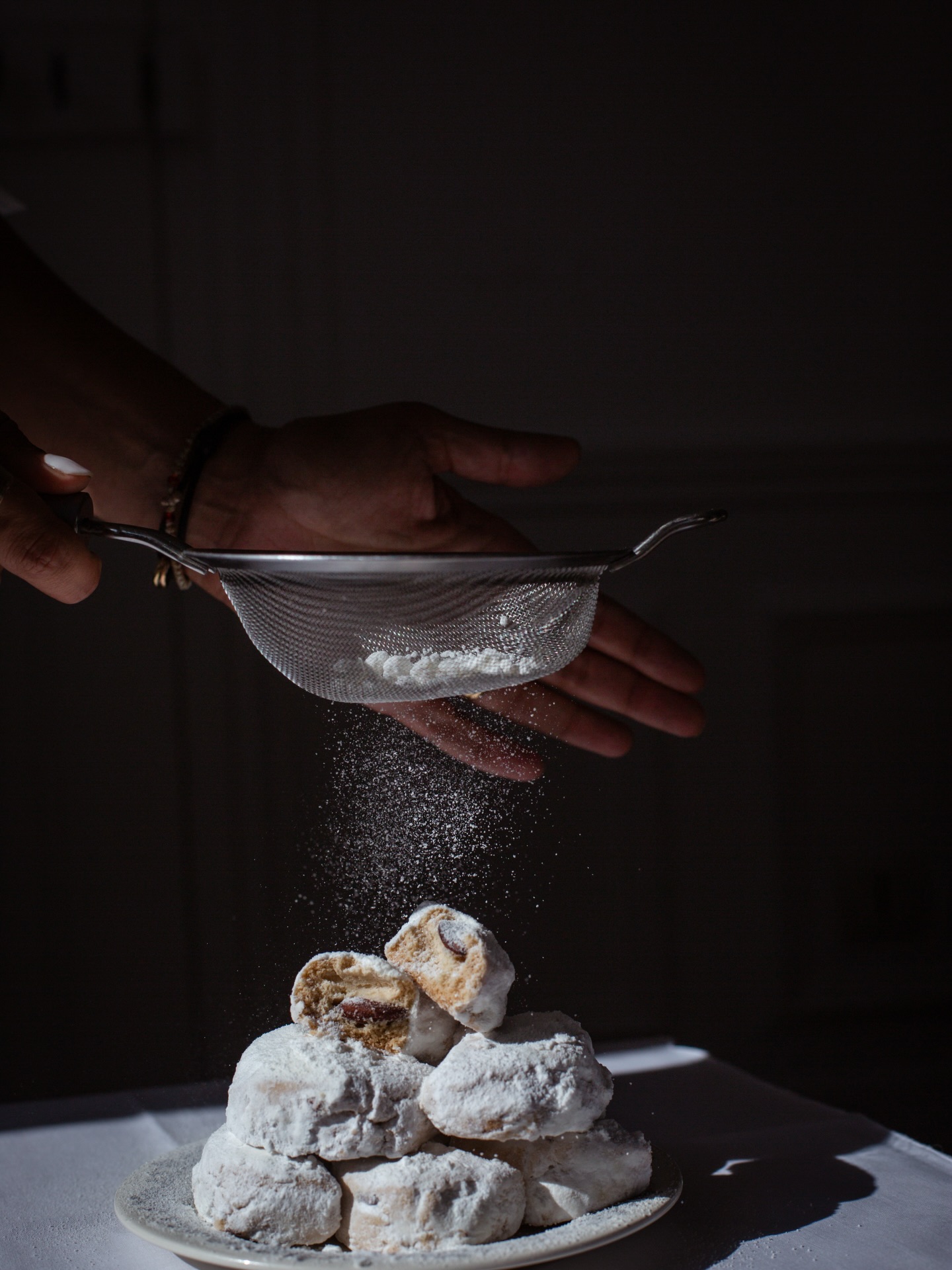 Κούραμπιες 🎄
Le kourabiès… celui qu’on mangeait en douce pour éviter que nos grands-mères nous grondent en mettant du sucre partout. 🥹
⛄️ Un gros sablé fondant, au beurre et aux amandes, roulé généreusement dans le sucre glace.
📸 @yohann.borel
#evievane #xmas #kourabies #faitmaison #kourabiedes #traiteurgrec #traiteur #restaurant #dinanikolaou