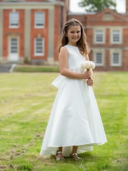 Traditional satin ballgown with beaded waistband and oversized, fixed bow to the back. Embellishment has been added to the centre of the oversized bow to add extra detail. It has pockets either side as a fun and useful feature. Secures at the back with a zip. Only available in Ivory.
@nievecouture - Style NF6030
#flowergirl #bridesmaid #bridetobe #yateley #hampshirebride