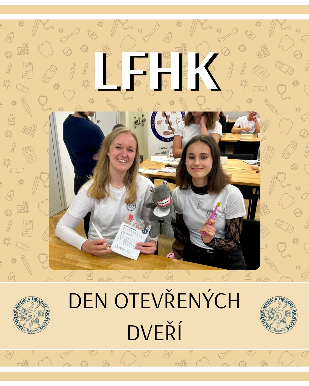 Minulou sobotu přivítala Hradecká lékařská fakulta budoucí uchazeče o studium i jejich nejbližší. 👩🎓
Od rána měli návštěvníci možnost poslechnout si přednášky o studijních programech, přijímacím řízení a také jedinečnou příležitost projít si budovy fakulty – mimochodem, s jednou z nich se letos v létě definitivně rozloučíme. 🩺👩🏫📚
Pro všechny, které nejvíc láká zubařina, jsme byli připraveni i my ze spolku SSSČR a naši studenti stomatologie. Díky, za vaše všetečné dotazy, doufáme, že se vám líbila nejenom naše zubní klinika. 😉🦷
Budeme se těšit, že se s vámi na chodbách fakulty potkáme zase příští rok – a snad už jako se studenty LFHK! ✨🙋♀️