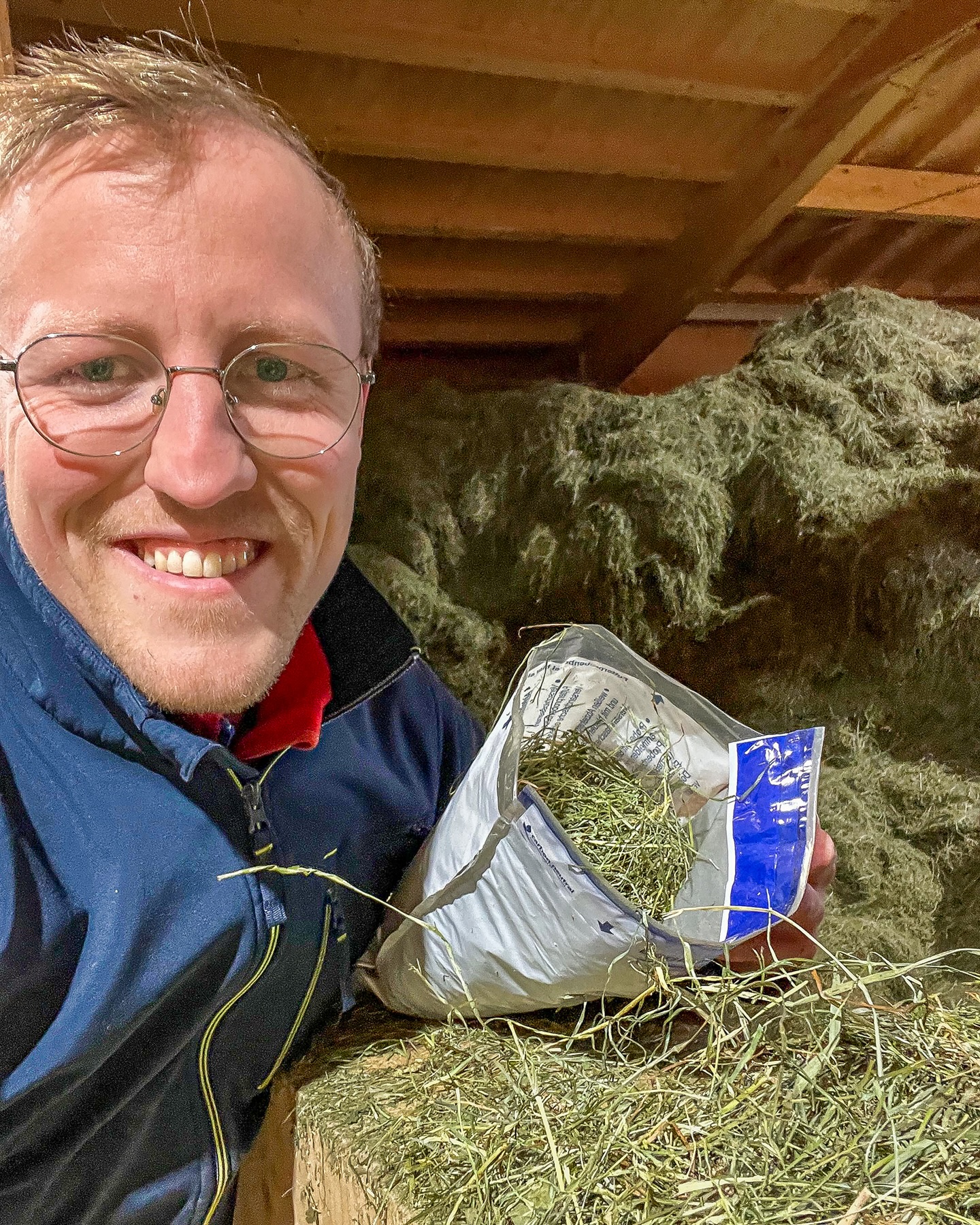 Viele Tierhalter*innen wünschen sich mehr als Erfahrung und Bauchgefühl – sie wünschen sich klare Orientierung! Deshalb lassen wir unser Heu analysieren. Warum wir unser Heu analysieren lassen? Ganz ehrlich: weil uns eure Tiere wichtig sind. 🐰💚
Wir arbeiten seit Generationen mit Heu – wir wissen, wie es aussehen, riechen und sich anfühlen muss.
Aber bei Tieren mit Blasengrieß, EC, Übergewicht oder bei Jungtieren möchten viele von euch ganz genau wissen, welcher Schnitt wirklich passt.
Und das verstehen wir. 👍
Darum schicken wir unser Heu 🌱 regelmäßig ins unabhängige Labor, zur Futtermittelanalyse. 🔬 Nicht, um mit Zahlen um uns zu werfen – sondern damit wir euch ehrlich beraten können. Die diesjährigen Ergebnisse haben uns ehrlich gefreut:
✨ hoher Rohfaseranteil – wichtig für Zähne, Verdauung & Sättigung
✨ moderater Energie- und Eiweißgehalt – gut für normalgewichtige Tiere
✨ Zucker im moderaten Bereich – je nach Schnitt unterschiedlich
✨ ausgewogene Mineralstoffverhältnisse – wichtig bei sensiblen Harnwegen
✨ optimales Calcium-Phosphor-Verhältnis – unterstützt bei Blasengrieß
✨ schonend getrocknet & aromatisch – hohe Fressfreude
👉 Standardmäßig bekommt ihr bei uns einen Mischschnitt, weil der für die meisten Tiere optimal ist.
👉 Den 1. Schnitt gibt’s nur auf Anfrage, weil er je nach Tier und Situation besser oder weniger gut geeignet ist.
Wir sind für euch da – mit echter Erfahrung, echten Wissen und ehrlicher Beratung. Wenn ihr unsicher seid, welches Heu euer Tier gerade braucht: Meldet euch jederzeit. Wir helfen gern. 💚🌱
Ausführlichere Infos zum Thema bekommt ihr auf unserem Blog (Link in der Bio). 🔍