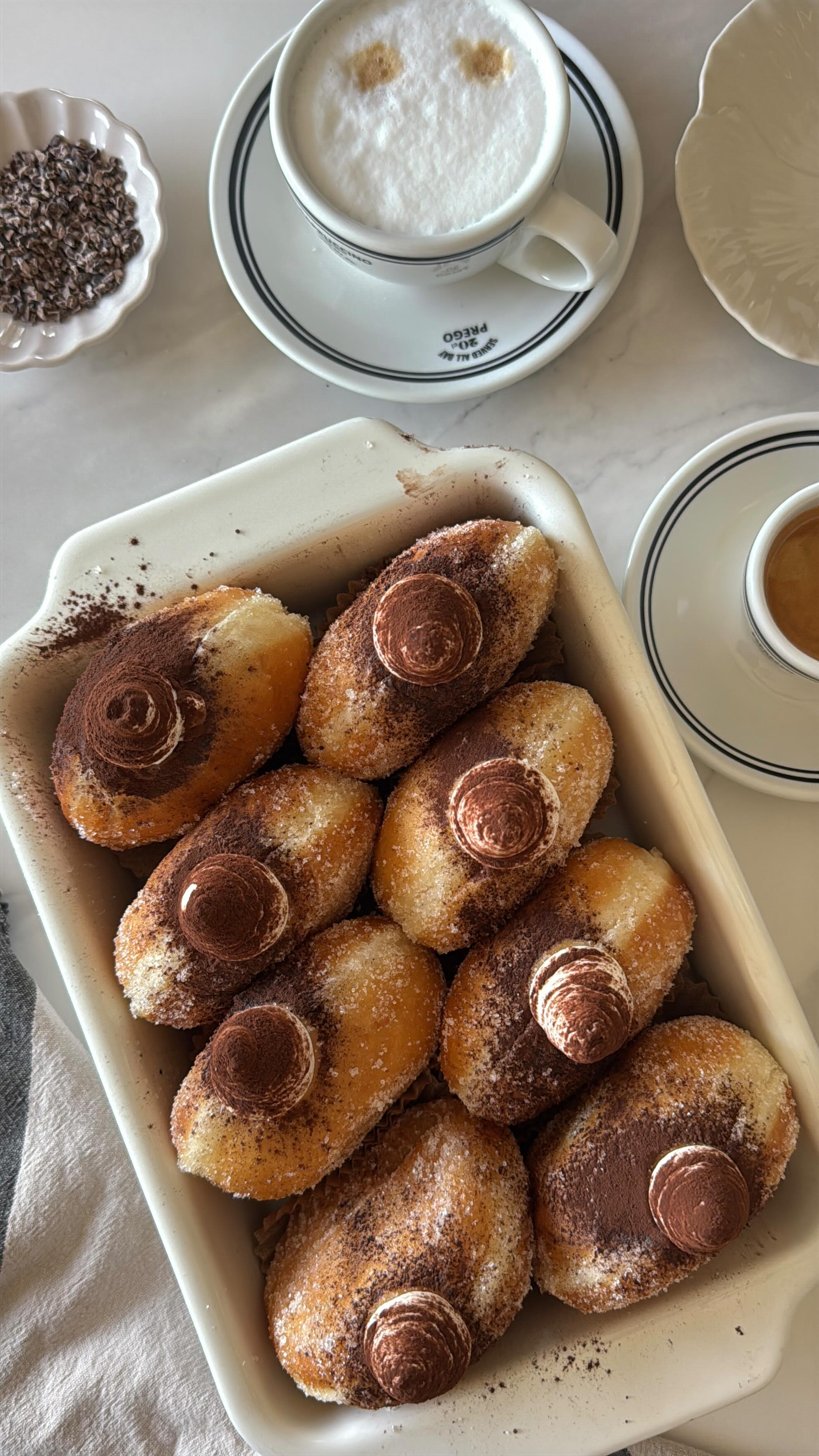  סופגניות טירמיסו ☕️
במילוי קרם פטיסייר אספרסו קרמי מושלם
שילוב מושלםםם
13 סופגניות גדולות
לבצק:
500 גרם קמח לבן
25 גרם שמרים טריים
150 מ״ל חלב פושר
50 גרם סוכר לבן
3 ביצים
כף ברנדי אלכוהולי (לא חובה)
חצי כפית מלח
50 גרם חמאה רכה חתוכה לקוביות
לקרם פטיסייר אספרסו:
220 מ״ל חלב
30 מ״ל אספרסו
כפית מחית וניל או מקל וניל
2 חלמונים
70 גרם סוכר
25 קורנפלור
50 גרם חמאה חתוכה לקוביות
לקצפת מסקרפונה:
125 גרם מסקרפונה
125 מ״ל שמנת מתוקה קרה
2 כפות אבקת סוכר
לפיזור על הסופגניה