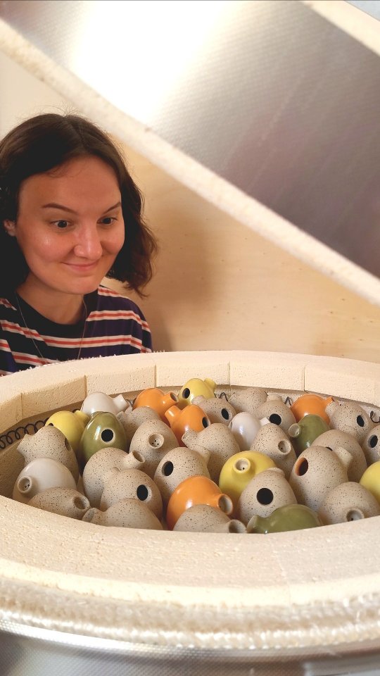 Les salières = les pièces qui font le plus balancer mon petit cœur 🧡
J'adore le fait qu'elles soient toutes différentes, plus ou moins rondouillettes ! Avec leur petit bouchon, elles ont une allure de mini créature, que chacun interprète comme il veut 🐣
À la maison, j'en ai une pour le sel, une pour le poivre et une pour le curcuma. C'est un peu le kdo que j'offre quand je veux une valeur sûre ✨️
Elles sont dispos sur mon site dans ma bio, mais aussi ce week-end au @bazaar_stso, dans les deux @boutiquebalte, et dans mon atelier (ouvert chaque jeudi entre 10h et 18h)
Tout le monde a besoin d'une salière dans sa vie, pas vrai ? 🧂