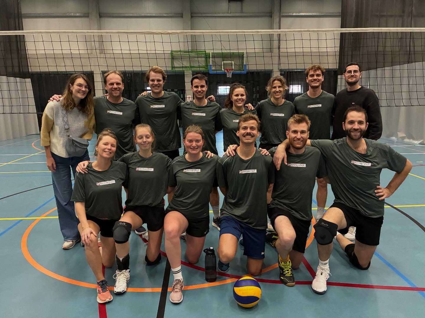 Leerkrachten uit alle opleidingsvormen van IVIO Binnenhof namen enthousiast deel aan het jaarlijkse volleybaltornooi. 🎉
En met trots kunnen we melden dat beide teams de eerste plaats in hun competitie behaalden! 🏆💪
Dikke proficiat aan onze sportieve collega’s! 🏐