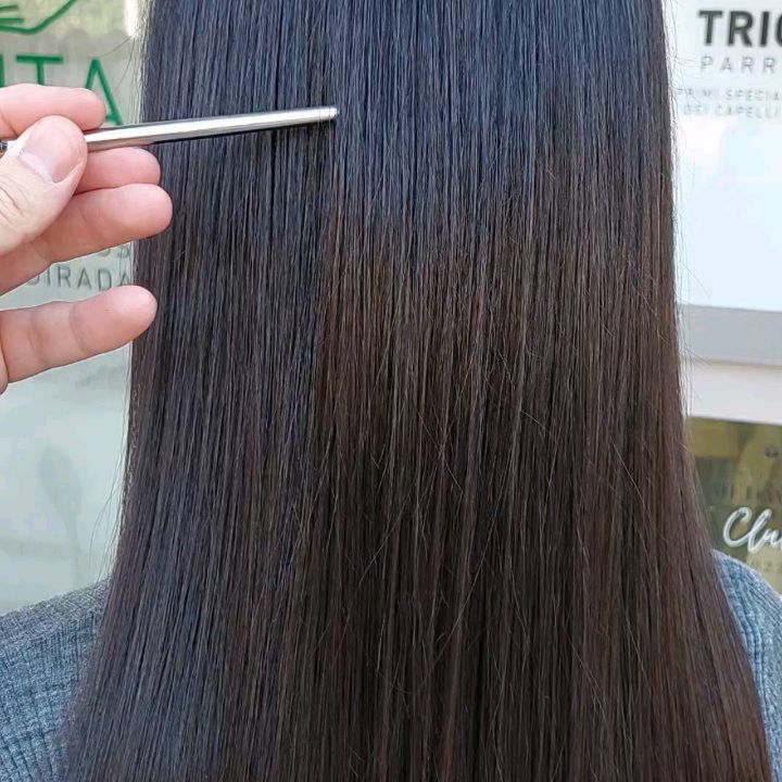 💇♀️ COLORAZIONE O TRATTAMENTO? ENTRAMBI.
Per chi inizia a notare i primi capelli bianchi e desidera un risultato naturale, uniforme e senza effetto ricrescita,
il nostro Color Non Color Root è la scelta perfetta:
una colorazione delicata che agisce anche come trattamento rigenerante, ideale su capelli sensibilizzati o sottili.
Ma non ci fermiamo qui❗️
abbiamo creato un percorso completo per prenderci cura della tua chioma dalla cute alle punte,
in un unico pacchetto esclusivo:
• Color Non Color alle radici e lunghezze
• Trattamento scrub naturale con massaggio stimolante per purificare la cute da impurità,
sebo e residui di colore
• Shampoo e maschera nutritivi, 100% naturali
• Laminazione istantanea, per un effetto specchio che leviga la superficie del capello
• Siero rigenerante anticaduta applicato con ossigeno puro al 98%
• Piega illuminante con la nostra spazzola collegata all’ossigeno, per un finish brillante e leggero
Tutti i prodotti utilizzati sono firmati TricovitaLab, formulati senza SLS, SLES, parabeni e siliconi,
nel pieno rispetto della cute e della fibra.
Vuoi scoprire cosa può fare questo trattamento per i tuoi capelli? Ti aspettiamo in salone ✨
#ColorNonColor #TricoVitaParrucchieri #CapelliNaturali #CapelliSani #TrattamentoCapelli #CapelliLucidi #CuteSana #LaminazioneCapelli #TricovitaLab #Ossigenoterapia #HairCareRoutine #CapelliSetosi #CapelliSpecchio #CuraDelCapello #HairWellness #CosmeticaNaturale #ParrucchieriProfessionisti #capellisenzasiliconi