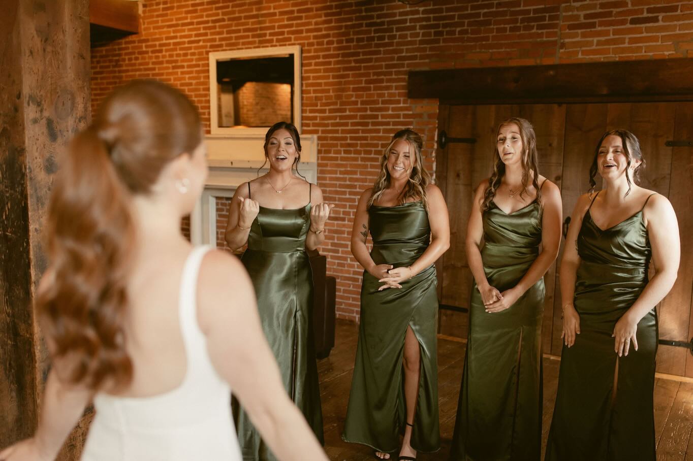 The best moments with your best girls 🥹🤍
Kathryn & Mike’s wedding details:
Photographer: @rachelruhlphoto
Coordinator: @aalearayy with @thebookinghouse
Hair: @beautifullymade_hm
Makeup: @_blendbeautybar_
Florist: @laceandpeoniesflora
DJ: @djedge717 with @cuttingedgeproevents
Caterer: @sfscaterers
Desserts: @lancastercupcake
Couple: @kathryn_lehman & @mike_leckie77