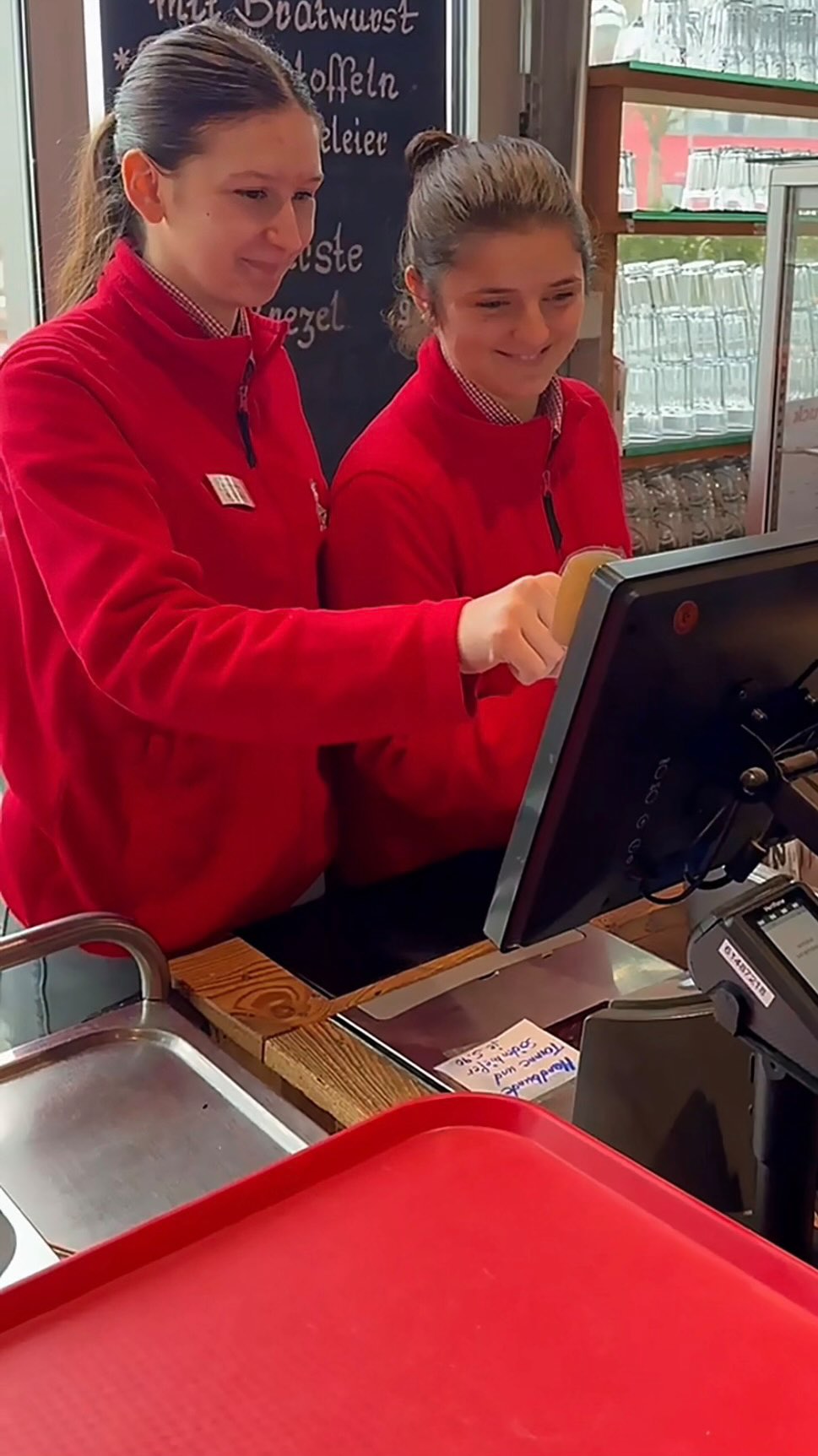 Alles zu zweit machen – Weihnachts-Edition ✨
Die zwei machen einfach alles zusammen –
und in der Weihnachtszeit kann man ihnen wirklich auf nichts böse sein. 🎄
Schaut mal, wie die Mädels wie kleine Weihnachtselfen unsere superleckeren Lebkuchen einpacken.
Einfach ein Zauber – und jedes Jahr ein Highlight!
Kommt vorbei und probiert selbst.
Aber seid schnell… die sind schneller weg, als man „ho ho ho“ sagen kann. 🍪✨