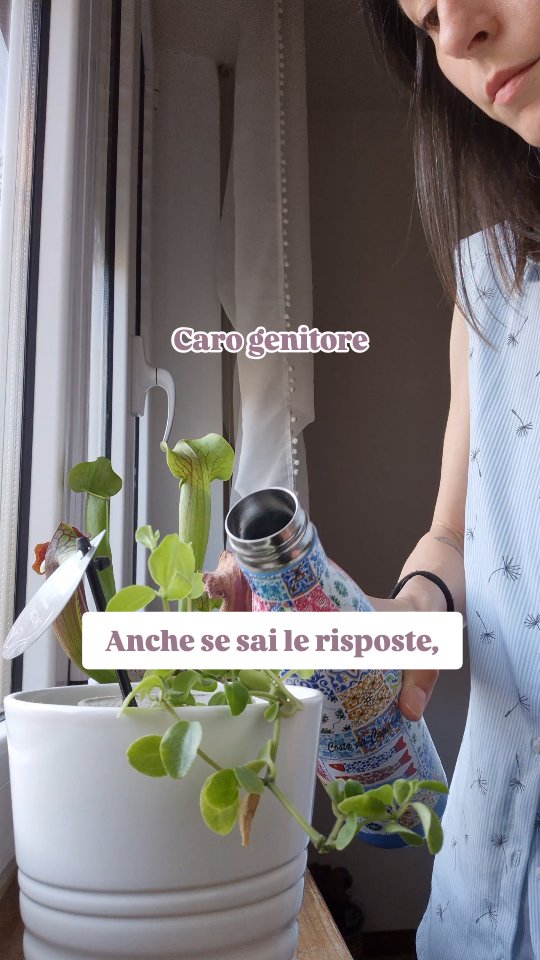 Caro Genitore,
Anche se sai le risposte, non puoi evolvere senza le giuste domande.
Te lo dico perché è esattamente quello che è successo a me.
Per anni ero convinta di “sapere già” cosa fare o come essere: più calma, più presente, più coerente.
Conoscevo la teoria, avevo letto, studiato, seguito…
Eppure, nella pratica, tornavo sempre agli stessi schemi.
Non è che non mi impegnassi abbastanza o che non amassi abbastanza.
E non era nemmeno mancanza di risorse.
Quelle, anche se non lo sapevo, erano già dentro di me.
Il punto è che nessuno mi stava facendo le domande giuste.
Quelle che ti fanno sentire scomodə.
Quelle che ti fanno aprire la bocca per rispondere ma non esce niente.
Quelle che ti costringono ad osservare punti bui che ti fanno paura.
Quando ho iniziato a incontrare quelle domande — e a lasciarmi attraversare da esse — qualcosa ha cominciato a cambiare. Dentro di me.
Ed è lì che ho capito una cosa che oggi vedo e rivedo nei genitori: non evolvi quando trovi una risposta,
evolvi quando qualcuno ti accompagna verso una domanda nuova.
Una domanda che ti da la la possibilità di vedere un pezzo di te che finora non avevi considerato, visto, (ri)conosciuto.
Le risorse le hai.
Puoi affinarle, allenarle, migliorarle, ma sono già tue.
Io lo vedo ogni giorno.
A volte, però, per farle emergere serve un luogo sicuro,
una relazione che ti tenga fermə mentre vorresti guardare altrove, e qualcuno che ti faccia proprio quelle domande che da solə non ti faresti mai.
.
.
.
Scopri il mio percorso Evolution Parents e lascia che sia io la custode di quelle domande per te.
Trovi tutto al Link in bio 🔗
Oppure scrivi EP nei commenti o nei DM 💌