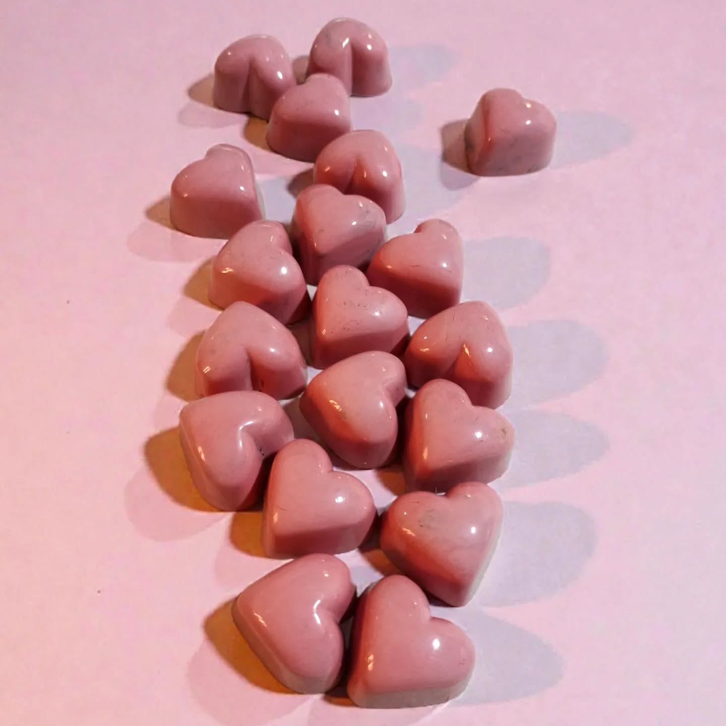 💕 @bonafidedelights.com.tr ’in en sevilen kalpli çikolatası 💕 Gerçek çilek & Callabaut beyaz çikolatanın buluştuğu bu özel dolgu, son günlerin en çok sipariş edilen lezzeti oldu.
Yeni yıl sürprizine, sevdiğine, kendine… her ana kalpten yakışıyor. ✨
Kalbine dokunan birini etiketle… belki de bu çikolatalar bugün sana gelir 💗🍓
📩 Sipariş ve fiyat için DM’den ulaşabilirsiniz.
🎁 Yeni yıl özel paketlemeleri hazır.
.
.
.
.
.
.
#bonafidedelights #kalpliçikolata #elyapımıçikolata #yeniyılhediyesi #çikolatatutkusu #gourmetchocolate