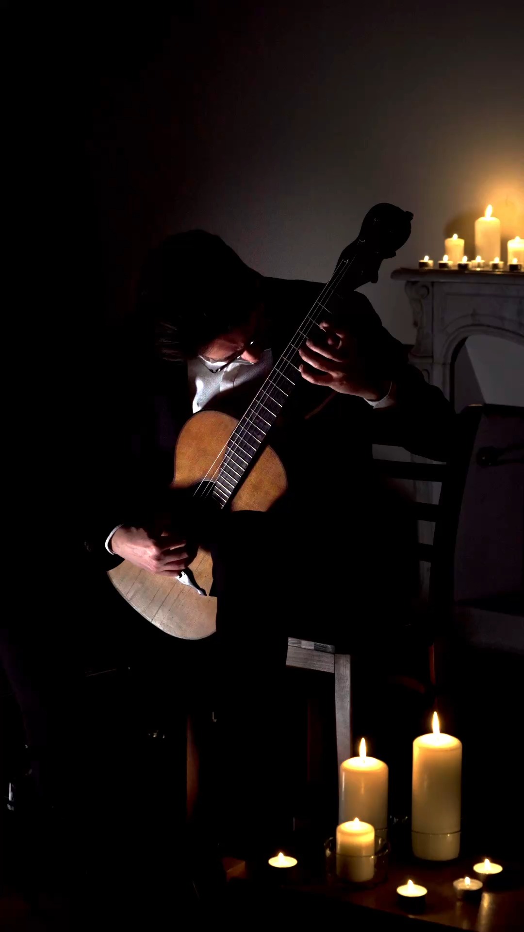 L'art de Manuel Toucinho. Dans cet extrait, enregistré en direct à son récital mardi dernier, Manuel nous montre tout le drame de l'époque romantique, condensé sur une guitare fabriquée par Johann Stauffer il y a pas moins de 200 ans.
Ne manquez pas notre prochain concert, Neighbor'oud, ce mardi soir, avec @florian_colombet et @florian.baron.music ! Infos en bio et sur notre site, kaliaguitar.com
#concert #genève #mertz #guitare #guitareclassique