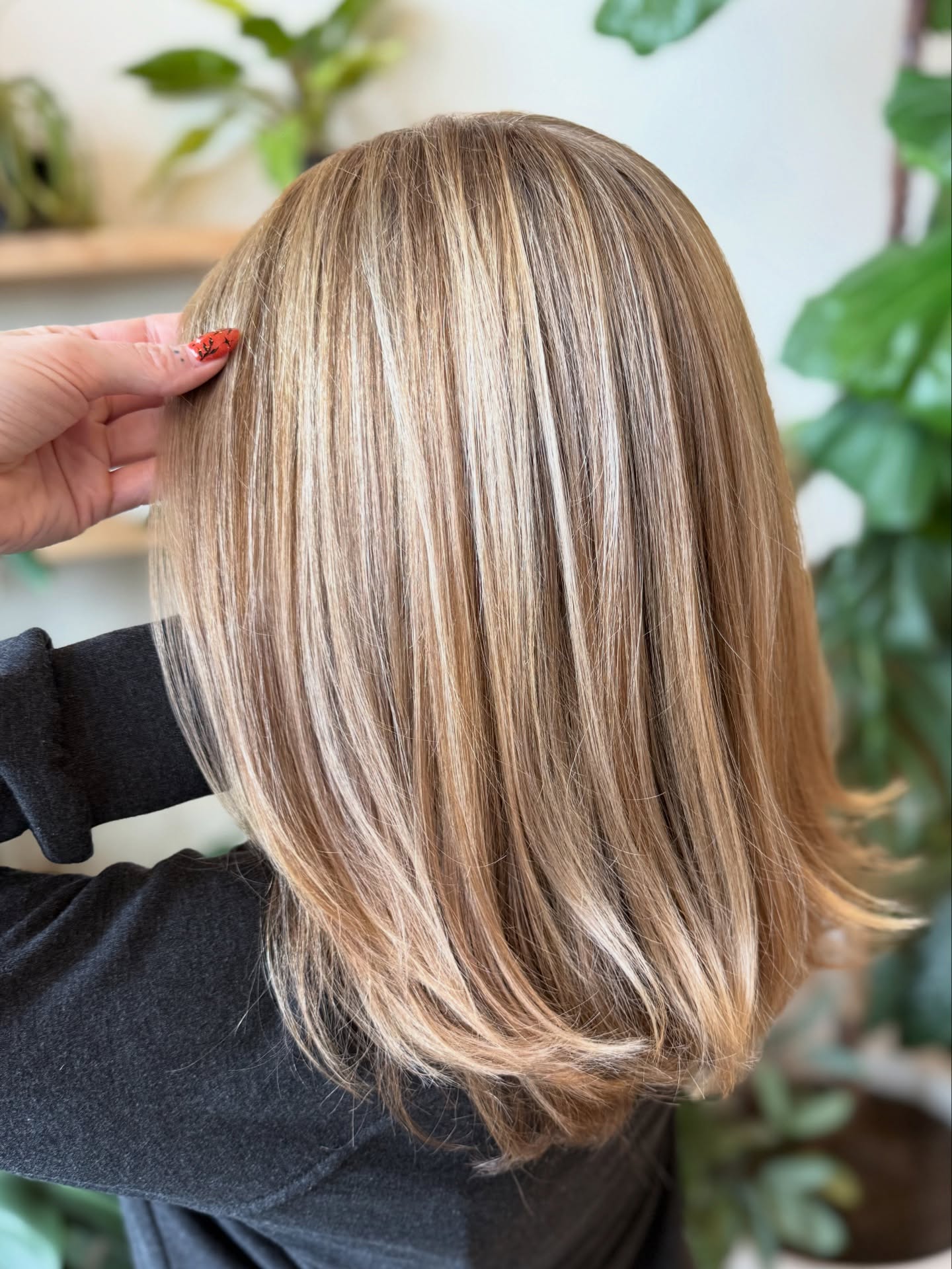 Our owner @eringlind slaying balayage all day ☀️
Fun fact Balayage, and short cuts are her favorite things to do!
.
.
.
.
.
#ashevillehair #avlhair #ashevillenc #ashevillehairsalon #ashevillehairstylist #ashevillebeauty #supportlocalasheville #shoplocalavl #livedinblonde #balayage #scalptreatment #hairgoals #behindthechair #hairtransformation #instahair #hairstylistlife #holistichair #wellnessbeauty