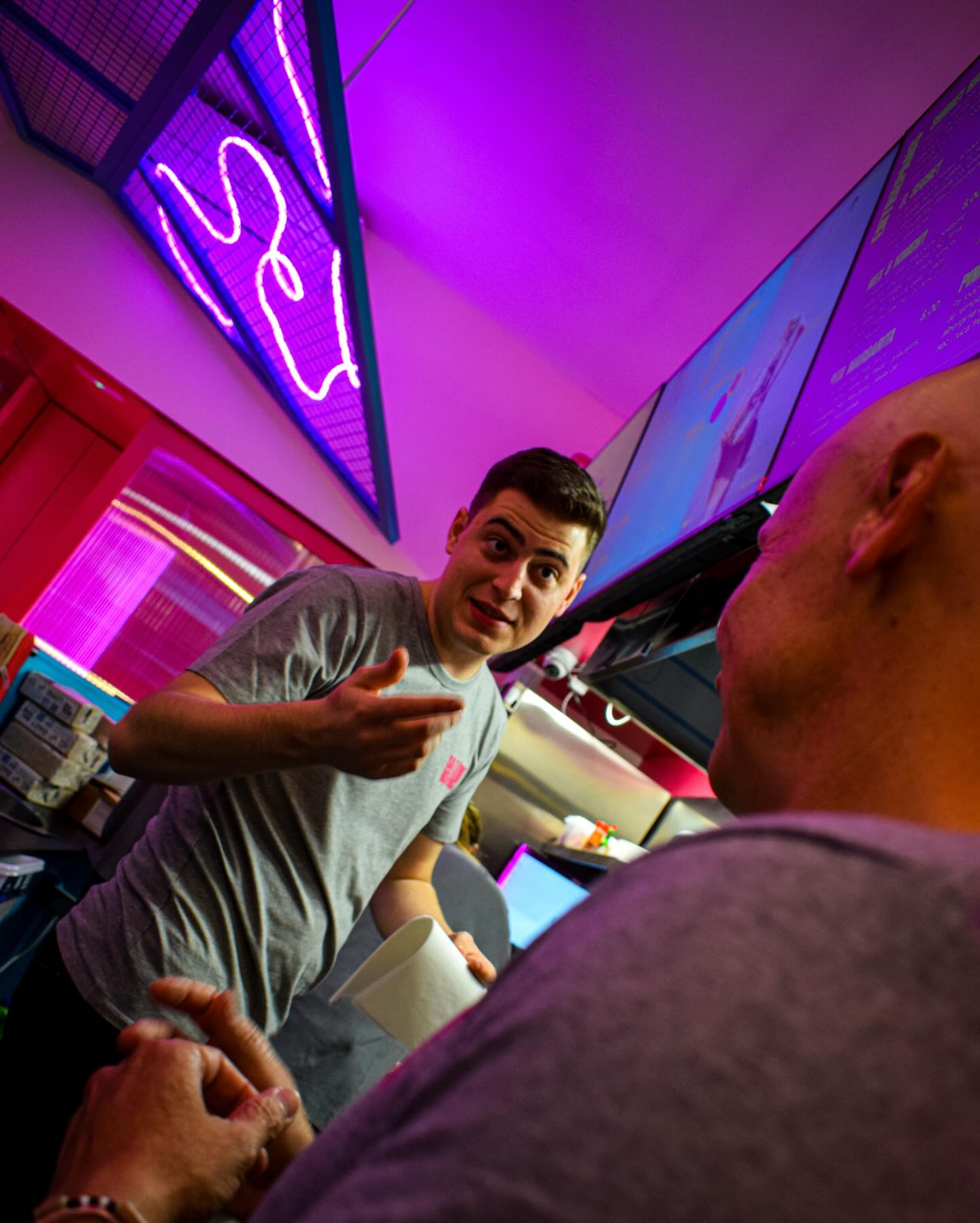 Coneixeu en Miquel? El seu cap va ple d’idees farcides i brutals. 😏🔥 Vens a tastar-les?