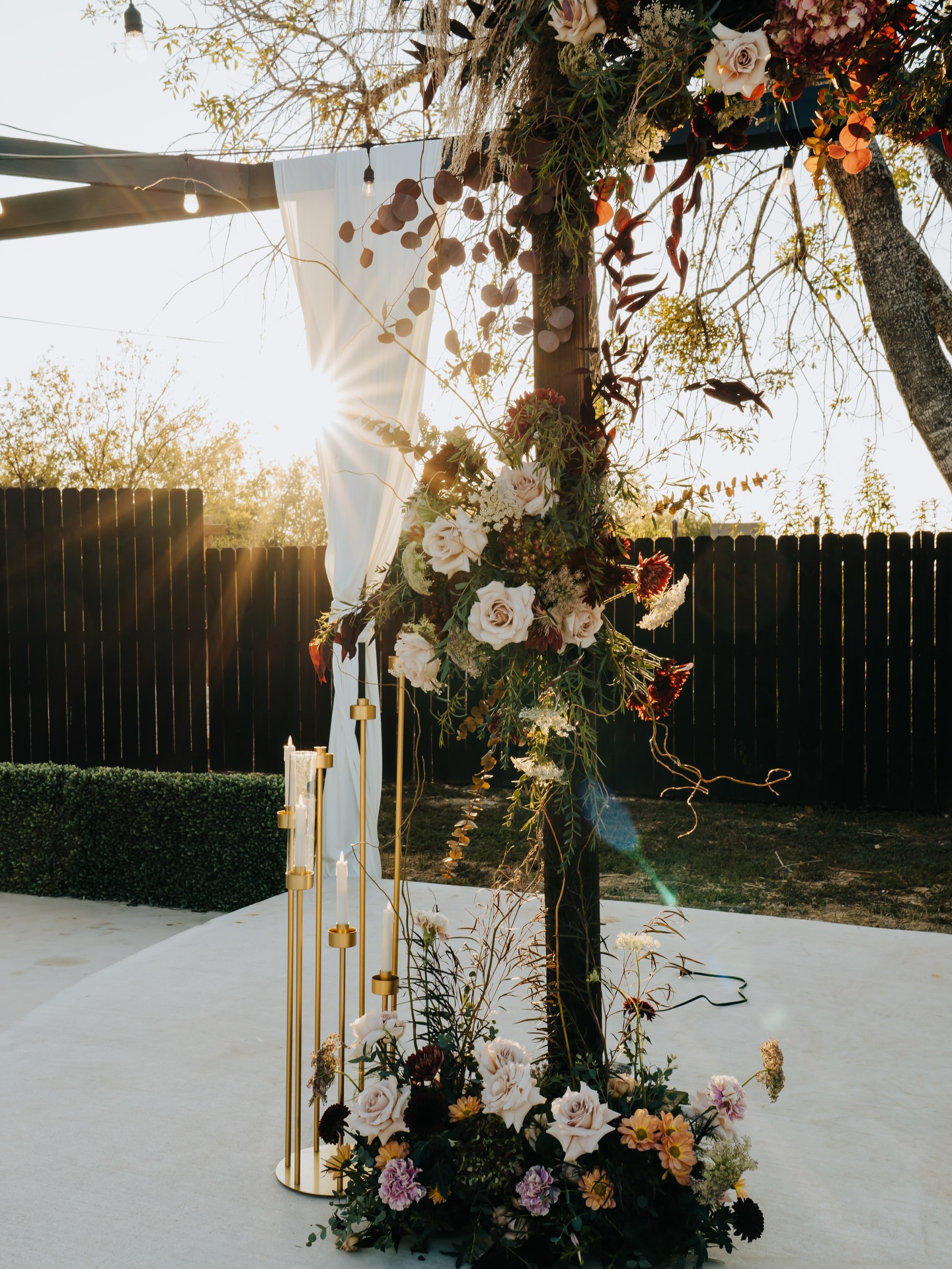 A moment for this whimsical, moody, elegant ceremony arch and walkway.
From the chandelier to the lanterns, and the florals that complete this look—every detail tells a story.
Design: @picnicattiffanysllc
Arch/ florals @picnicattiffanysllc
Aisle florals @bellaboo_blooms
Venue @sanantonioglasshouse
Pictures @toriavphotography
#sanantonioweddings #wedding #florals #weddingplanner #eventplanner #sanantonioeventplanner #sanantonioeventservices