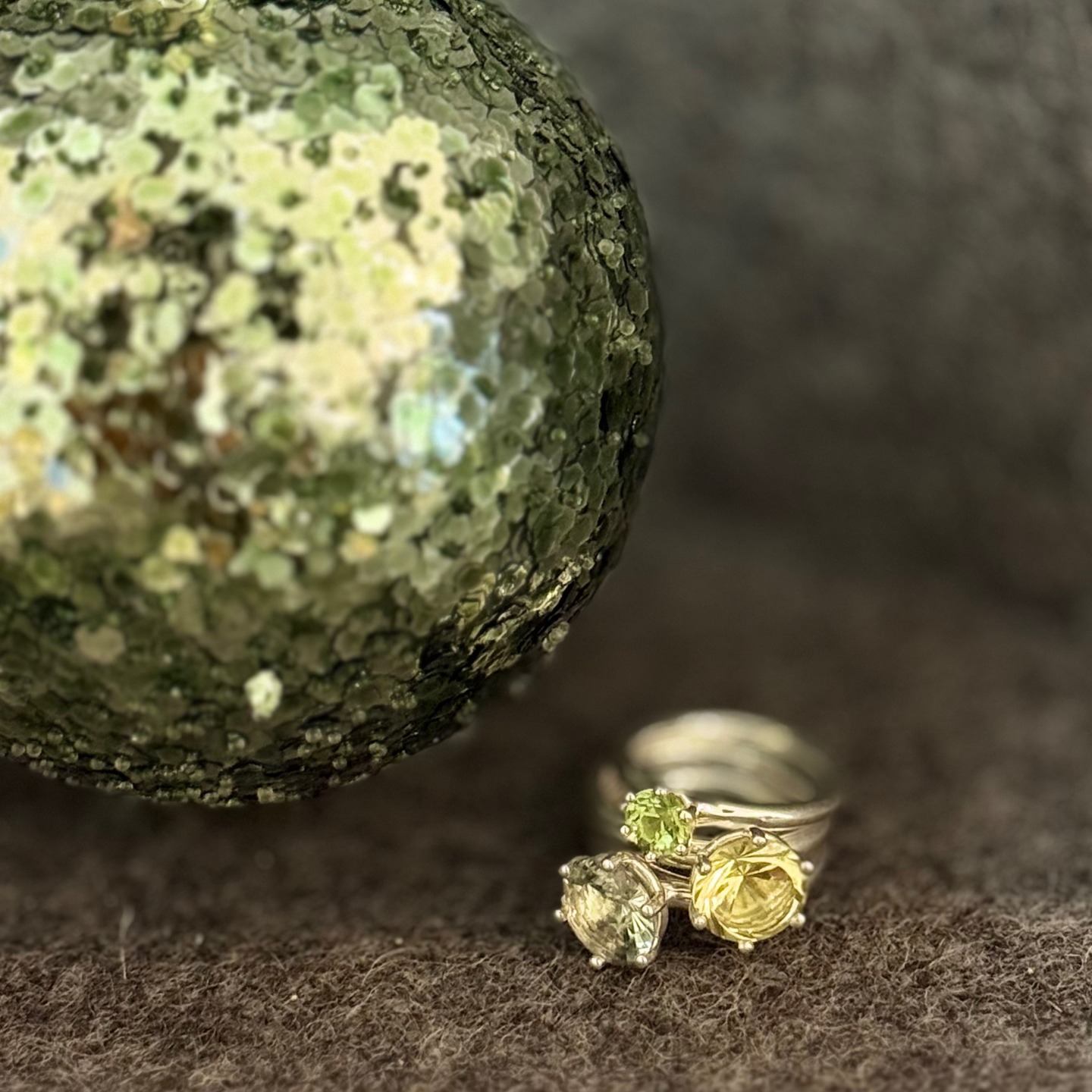 Anemone · Zilver
Een open, bloemvormige zetting die de steen vrij laat schitteren.
De Anemone-ring in zilver heeft een lichte, luchtige constructie waarin elke facetrand zichtbaar blijft. Een tijdloos ontwerp dat kracht en subtiliteit combineert en mooi solo of in een stack gedragen kan worden.
Nobilia Sieradenatelier · Utrecht
#nobiliasieradenatelier #nobilia #anemonering #zilverensieraden #edelstenen #utrecht #sieradenatelier #designjewellery #kerstcadeau #cadeautip #slowjewellery #handgemaakt #hedendaagsesieraden #juwelierutrecht #goudsmid #sieraden