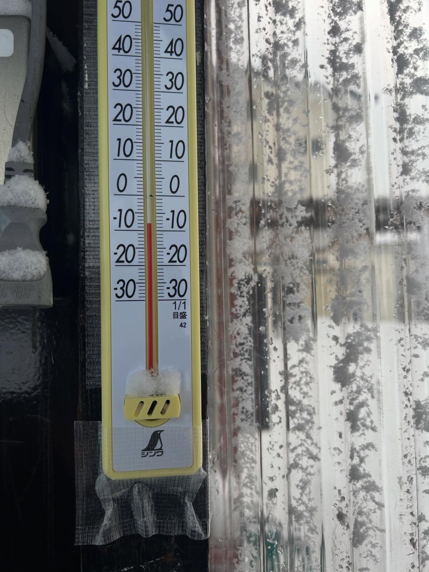 昨日の夜から降り始め
ただいまの気温− 8度
スノーパウダーが着々と積もっています