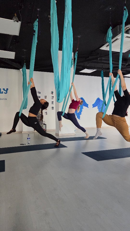 En diciembre se vuela aún mejor. El cuerpo lo agradece, la mente descansa y el alma se ilumina. Y en el hamaca… todo se siente todavía más mágico ✨🪽🤸♀️❄️
En Let's Fly seguimos abiertos casi todas las fiestas, para que no pares de moverte, respirar y elevarte. ¿Vienes a vivir tu momento en nuestras clases aéreas? 😉⬇️
🪽 Clases Aéreas en Barcelona 🪽
En Let’s Fly trabajas con tu propio peso de manera natural y segura, fortaleces el cuerpo, ganas flexibilidad y mejoras tu movilidad, mientras cuidas tu espalda gracias a las posturas invertidas.
✨ El columpio permite estirar de forma suave y profunda porque te sostiene en el aire
🙃 Parece complicado, pero desde la primera sesión ya puedes empezar a volar
🪽 Y lo mejor… ¡es una experiencia súper divertida!
📍 Dos centros: Monumental y Collblanc
🎁 Clase de prueba por solo 8 € – sin matrícula
Explora nuestros niveles:
1 🧘 AeroBásico, AeroYoga, AeroStretching
2 🤸♀️ AeroFitness, AeroYoga Dinámico, AeroPilates
3 🔥 AeroAcrobacia, AeroDanza
📍 www.lets-fly.es
📞 642 12 24 55
👉 Reserva tu plaza y descubre el mundo desde otra perspectiva. ¡A volar! 🧘♀️🤸♀️🪽