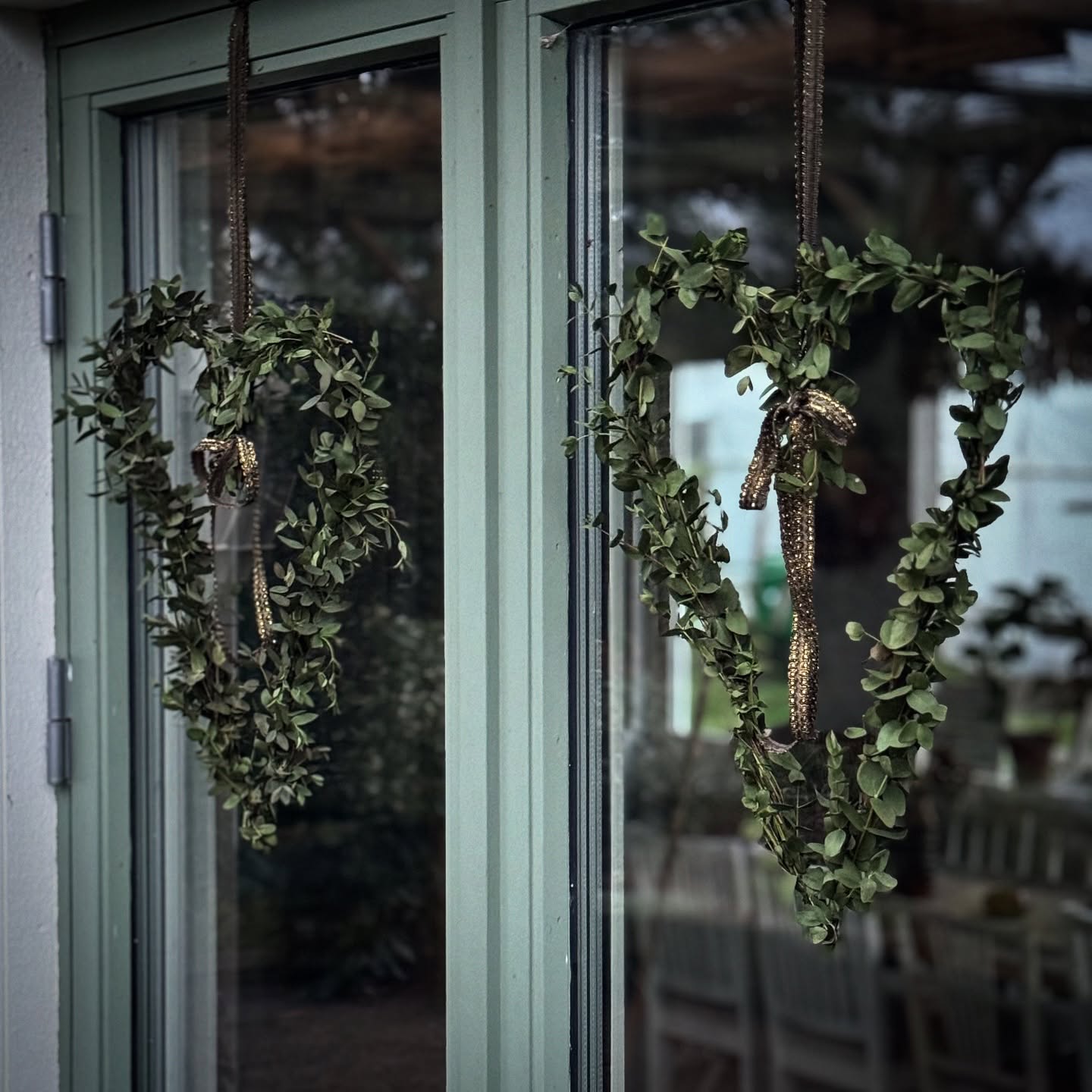 Vad roligt att ni är så många som vill se orangeriets uppbyggnad efter frågan i stories! Visar er snart🤩
Här blev det oxå💕hjärtan till vårt älskade orangeri och här använde jag egenodlad eukalyptus boxwood.
Önskar er fin kväll!
#eukalyptus #boxwood #julkrans #wreath #krans #hjärta #veckansvackraste