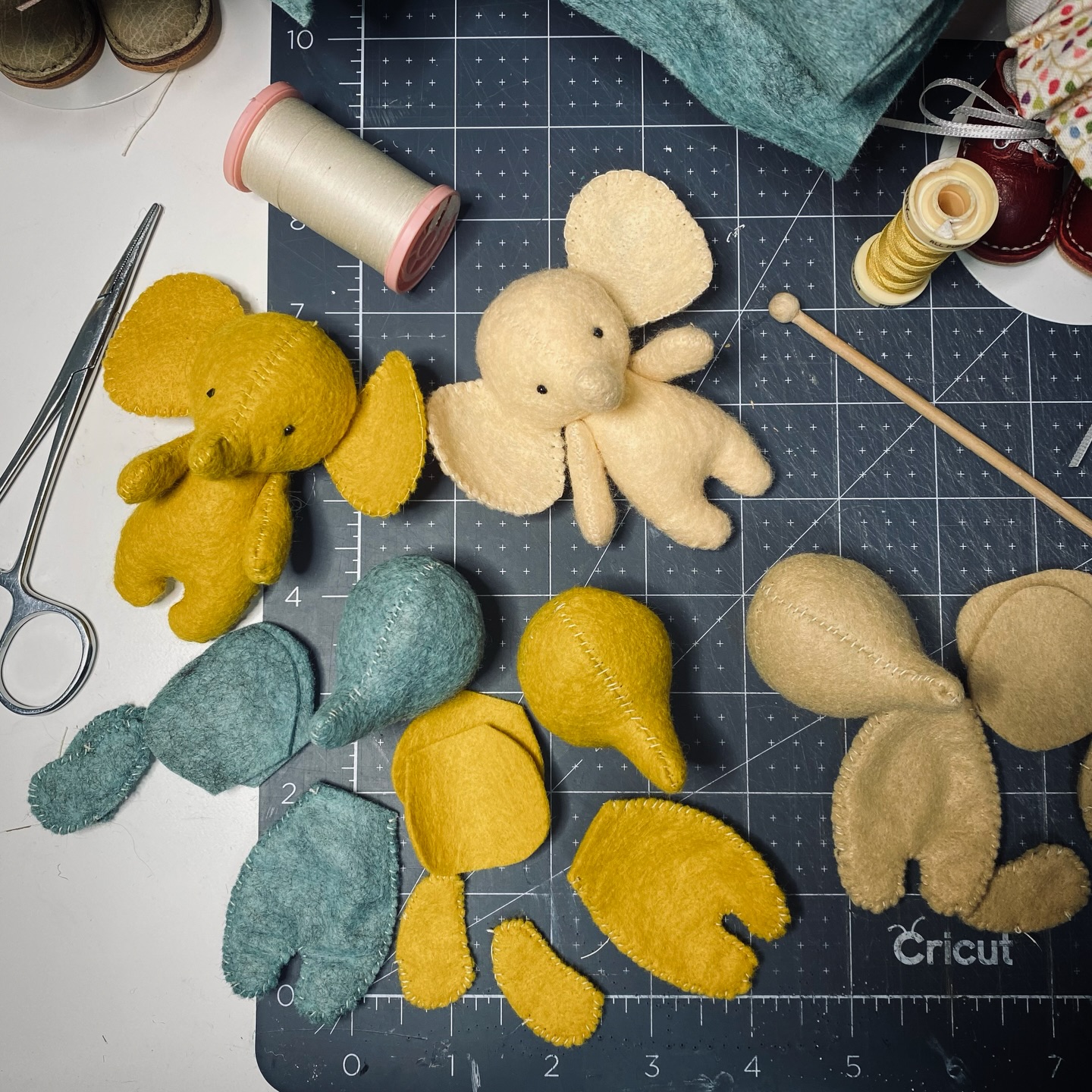 Final touches for the full set Maddie dolls, sewing some friends so they won’t feel alone during their trip home. This felt elephants are so cute, you can buy the pattern from the talented @whatacurlylife Etsy shop, they are super fun to make 🩷#lindamacariodolls #customizedbjddolls #artdolls #feltanimal #cutefelt #sewingismytherapy