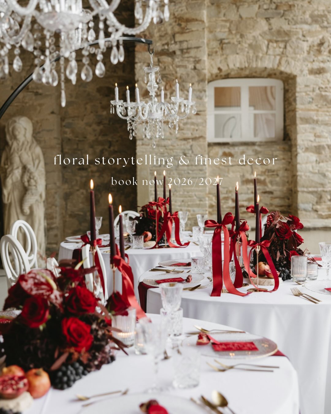 Bold romance. Deep red tones. Timeless elegance.
Dieses Dekorationskonzept lebt von Kontrasten: sattem Bordeaux, fließenden und schweren Stoffen und floraler Opulenz. Hier gilt wirklich: mehr ist mehr.
Ich liebe an diesem Konzept, dass klassisches Rot richtig modern interpretiert wurde.
Dieses Konzept ist für Paare, die das Besondere möchten.
Planung und Konzept: @carolinardler_hochzeiten
Location: @orangerie_gut_ostenwalde
Fotografin: @medeapetersenfotografie
@pmmoments_wedding
Videograf: @amdmediafilms
Model Couple: @juulezs @antonio.de.lisi
Single Bride: @angelinanse
Floristik und Dekoration: @ivyandrose_de
Geschirr, Besteck und Gläser: @zeltemaehlmann
Stylistin: @neginsmakeup
Papeterie: @noorddesign
Brautmode: @brautmoden_wiegmann
Herrenausstatter: @kramer_hannover
Hochzeitstorte: @delicious_cake_bremen
Kronleuchter: @kiana_events
Livezeichnerin: @farbmomentebynica
Brautschmuck: @schmuck.bluete
Trauringe: @verspoor_trauringe
#hochzeitsdeko #hochzeitsfloristik #glamorouswedding
ELEGANTE HOCHZEITSDEKO
HOCHZEITSDEKO
BURGUNDY WEDDING