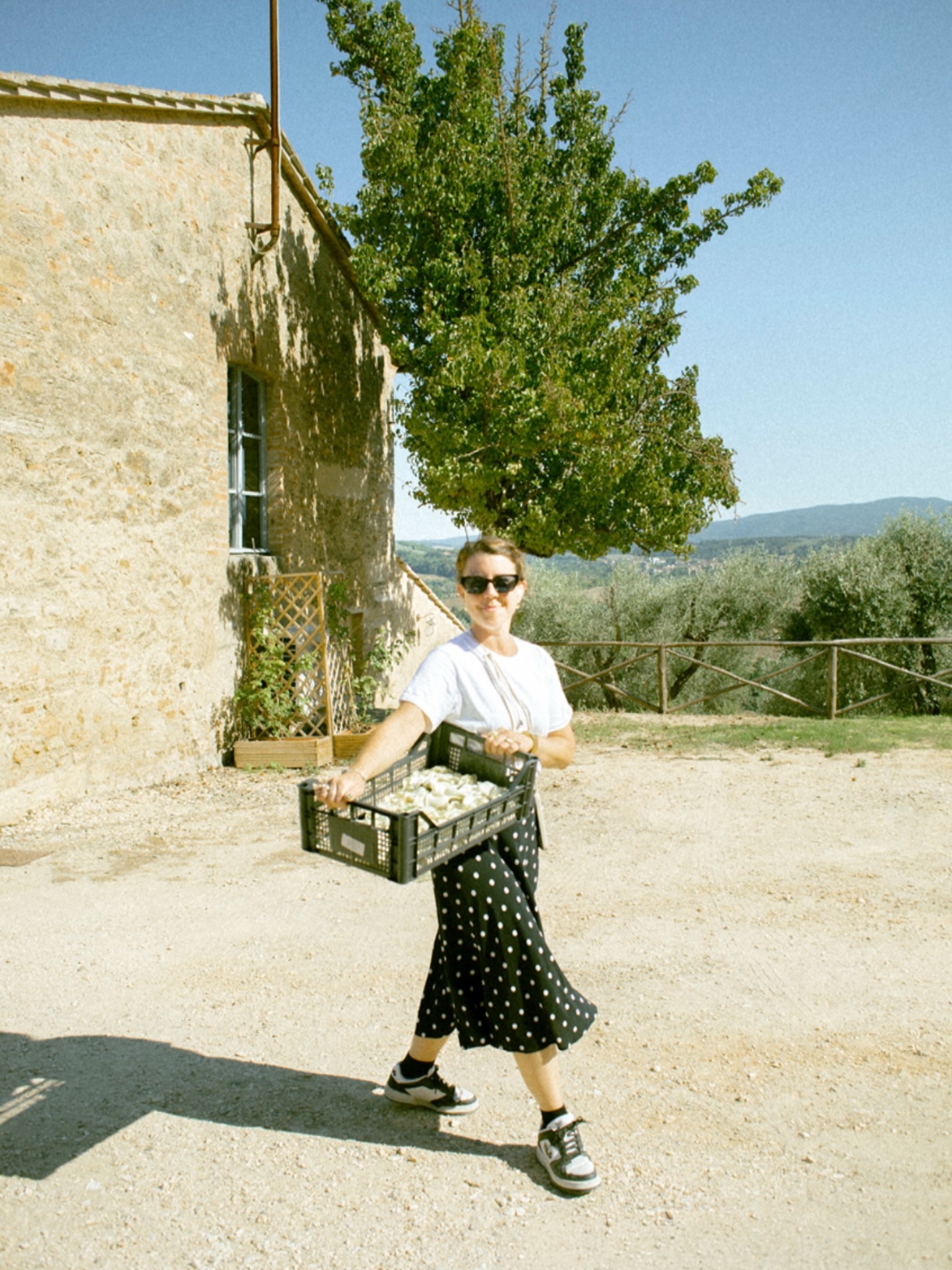 Here I am, no filters.
On the big day, you’ll find me in sneakers, phone open with the schedule, hands busy moving things around, running from one spot to another, checking that everything is perfect, and sneaking in a laugh with the vendors.
Focus and joy run through every moment as your dream—and our project—takes shape, one step at a time.
Thanks to the amazing @alicesantella_photography for this pic 🫶🏻
Eccomi qui, senza filtri.
Durante il grande giorno, mi troverete sempre in sneakers, con il telefono aperto sul programma, le mani occupate a spostare tutto ciò che serve, correndo da un punto all’altro, controllando che tutto sia perfetto e strappando qualche risata ai fornitori.
Concentrazione e gioia scorrono in ogni momento, mentre il vostro sogno—e il nostro progetto—prende forma, passo dopo passo.”