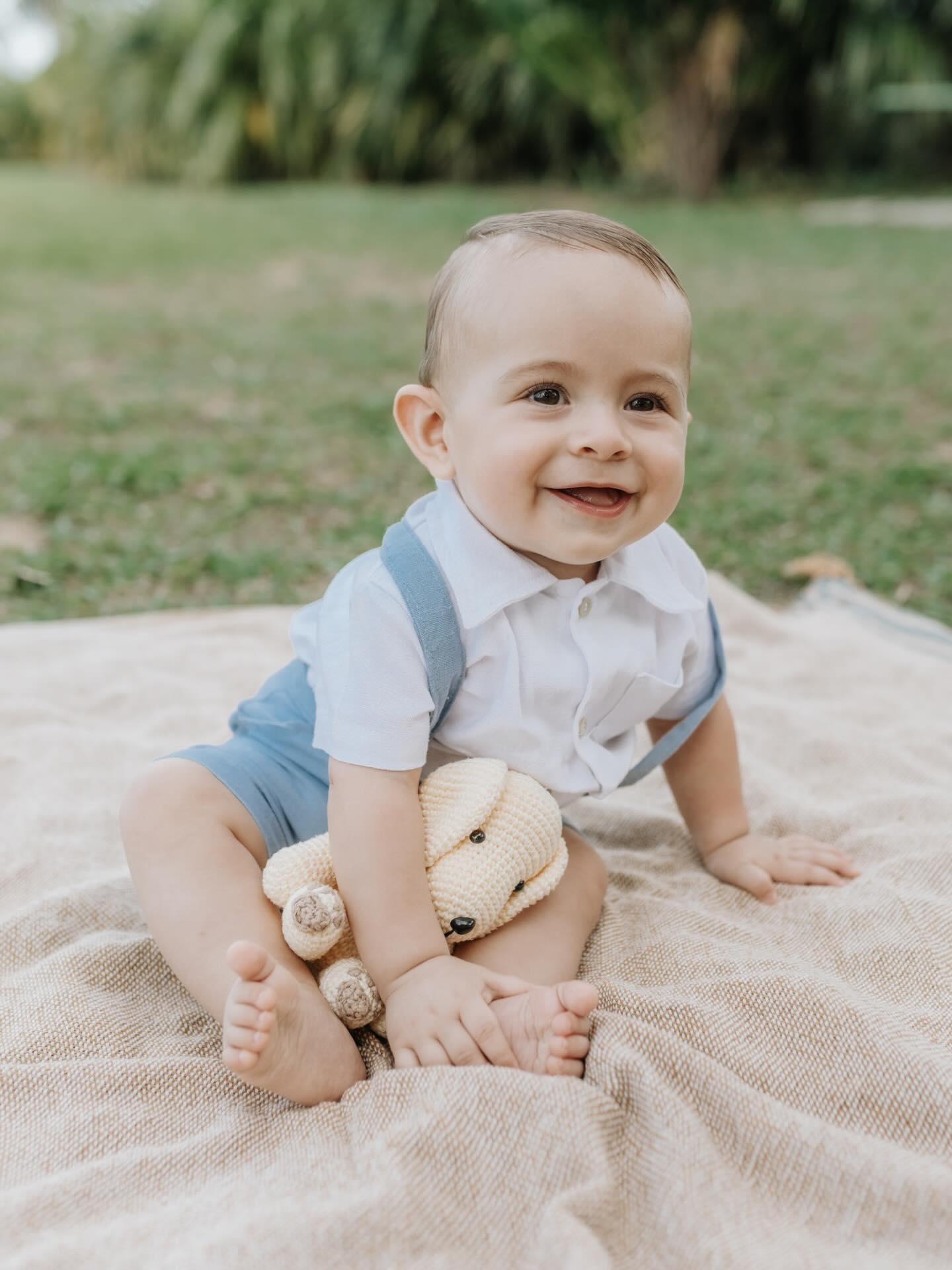 Acompanhar o João desde quando ele ainda estava na barriga de Carol tem sido uma daquelas experiências que me emocionam bastante. Depois vieram os registros dos primeiros dias de vida, tão delicados… e agora ele já está com 8 meses, cheio de expressão, sorrisos e descobertas.
Nesse ensaio, tudo fluiu com tanta naturalidade. Cada sorriso, cada gesto curioso… essa fase tem uma beleza única e que passa rápido demais. E para fechar o dia, registramos a família completa no quintal de casa. João, seus pais, Maya e Juca (os filhos pets da família). Imagens que traduzem não só fragmentos do seu dia a dia em família, mas pertencimento. É amor em forma viva.
Ter registros assim é assegurar que, no futuro, João possa reviver as fases de seu crescimento e sentir o quanto foi cercado de amor desde o início, inclusive pelos seus fiéis companheiros de quatro patas.
✨ Se você deseja criar memórias que contem a história da sua família com leveza e naturalidade, clique no link da bio e venha agendar seu ensaio.