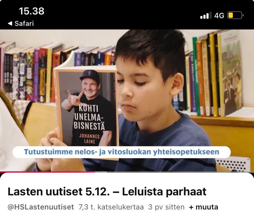 Aika hienoa oli saada muutama päivä sitten screenshotteja HS lastenuutisista 😍
Ja kuulla kuinka kouluissa oli lapset bongannut ”Se Kohti Unelmia tyyppi on tossa” 😁 Oma lapseni oli myös nähnyt tämän koulussa ja muutamat asiakkaiden sekä ystävien lapset.
Täytyy olla otettu, että kirjaani on luettu ala-asteella kouluaikana. Jotenkin tästä tekee erityisen hauskaa se, että itse luin vapaaehtoisesti kirjoja vasta 19vuotiaana 😁
Noh ehkä itsekin olisin lukenut jos olisi näin hyviä kirjoja ollut tarjolla 😆
Kiitollinen fiilis ja kiitos kaikille jotka välititte terkut 🙏🏻