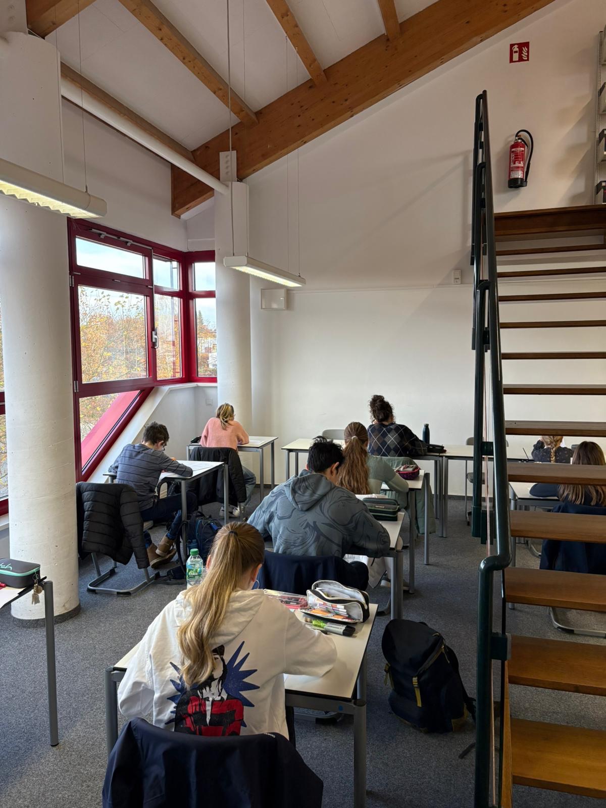 Tolle Erfolge bei der Mathematikolympiade!
Einen Förderpreis für sein großes Engagement bei der Begabtenförderung gab es für unseren Lehrer, Steffen Gündel.
Das Schwitzen und Grüneln bei der Klausur hat sich für unsere Starter gelohnt.
Klasse 5: erster Preis für Emil Duroldt, 2. Preis für Anna Bauer und Sabine Weigel, 3. Preis für Franz Lindner, eine Anerkennung für Anni Nebe.
Klasse 6: 1.Preis für Lukas Graupner, 2.Preis Lara Schulze, 3.Preis Charlotte Lübeck, Anerkennung Kalabrien Schlüter
Klasse 8: 2. Platz Karlson Fischer
Klasse 9: 1.Platz und Anerkennung Heidi Köhler
Insgesamt 4 Schüler haben sich für die 3.Stufe qualifiziert, dazu herzlichen Glückwunsch!
#matheolympiade #mathewettbewerb #mint #graupnergym