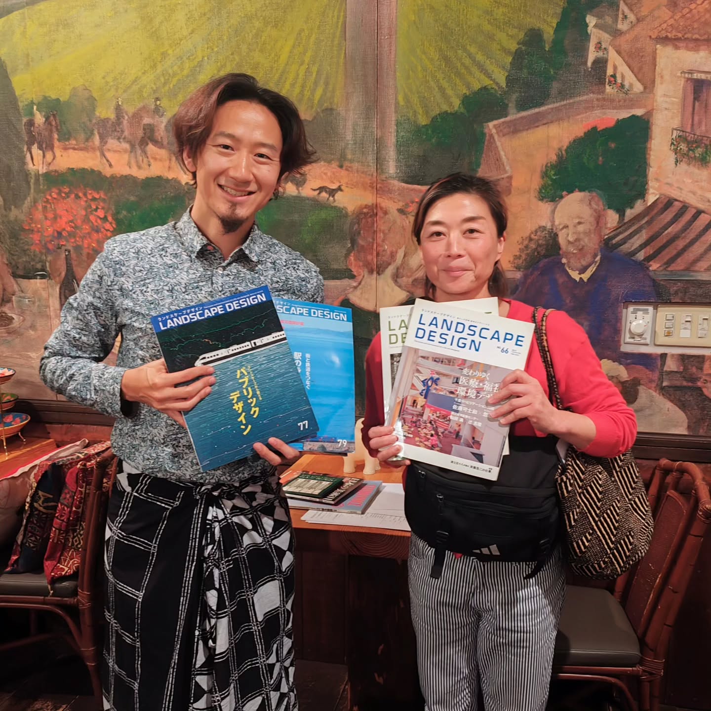 \ランドスケープデザインとバワ🇱🇰の出会い/
ランドスケープデザイナーの矢彦沢さんから雑誌『LANDSCAPE DESIGN』をArchitecture Book Bridge Sri Lankaへ寄贈いただきました🙏ありがとうごさまいます❗️
今年スリランカへジェフリー・バワ建築を見に行く旅行へ行かれたのをきっかけに先月バンダラランカで開催された『バワ建築の歩き方』にもご参加いただきました。
ランドスケープの書籍は大変貴重なので、スリランカの建築学生もとても興味をもってくれると思います👏👏👏
―――――――――――――――――――
🇯🇵シェア希望🇱🇰
【Architecture Book Bridge Sri Lanka】は、
スリランカの建築学生へ建築書籍を届けるボランティアプロジェクトです。
書籍の寄贈や支援を通して、世界とスリランカをつなぐ
“本の架け橋”を一緒に作ってくださる方を募集しています📚🌏
【2025年11月末に発生したサイクロン『ディトワ』によるへの援助として、災害対策や復興をテーマにした建築や土木の書籍の受け付けを強化しています🙏】
📘【書籍寄贈の手引き】
スリランカへ建築旅行を予定している方、または
行くご友人がいらっしゃる方は、ぜひこちらをご覧ください。
現地で気軽に本を寄贈する方法をまとめています。
🔽
@abb_srilanka
のプロフィールのリンクからご確認いただけます。
📩 現地へ行けない方も、
寄贈をご希望の場合はDMにてご相談ください。
📚 英語が好ましいですが、写真・図面・ダイアグラムなど視覚的に理解しやすいものでしたら日本語の本でもOKです!
期限は設けておらず、いつでもご参加いただけます👏
活動を広げていくために、
投稿のシェア・いいね・コメントをぜひお願いします🙏
もちろん、書籍の寄贈を検討していただけたら本当に嬉しいです✨
#ArchitectureBookBridge #スリランカ #SriLanka #bookdonation #建築書籍 #バワ建築 #建築家の本棚
#ditwahcyclone