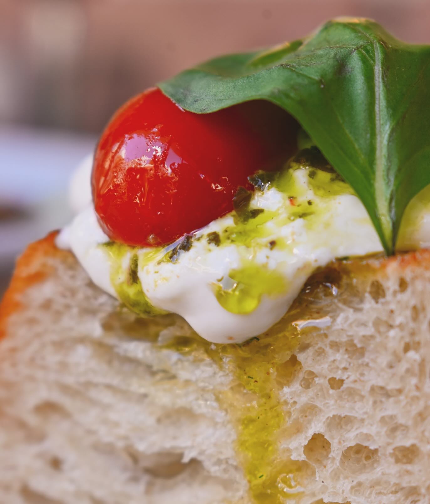 Fresh handmade focaccia in a variety of flavors.
•
•
•
#focaccia #etienpizzabar #italianfood #pizza #pizzalove #voula #psychiko #foodie