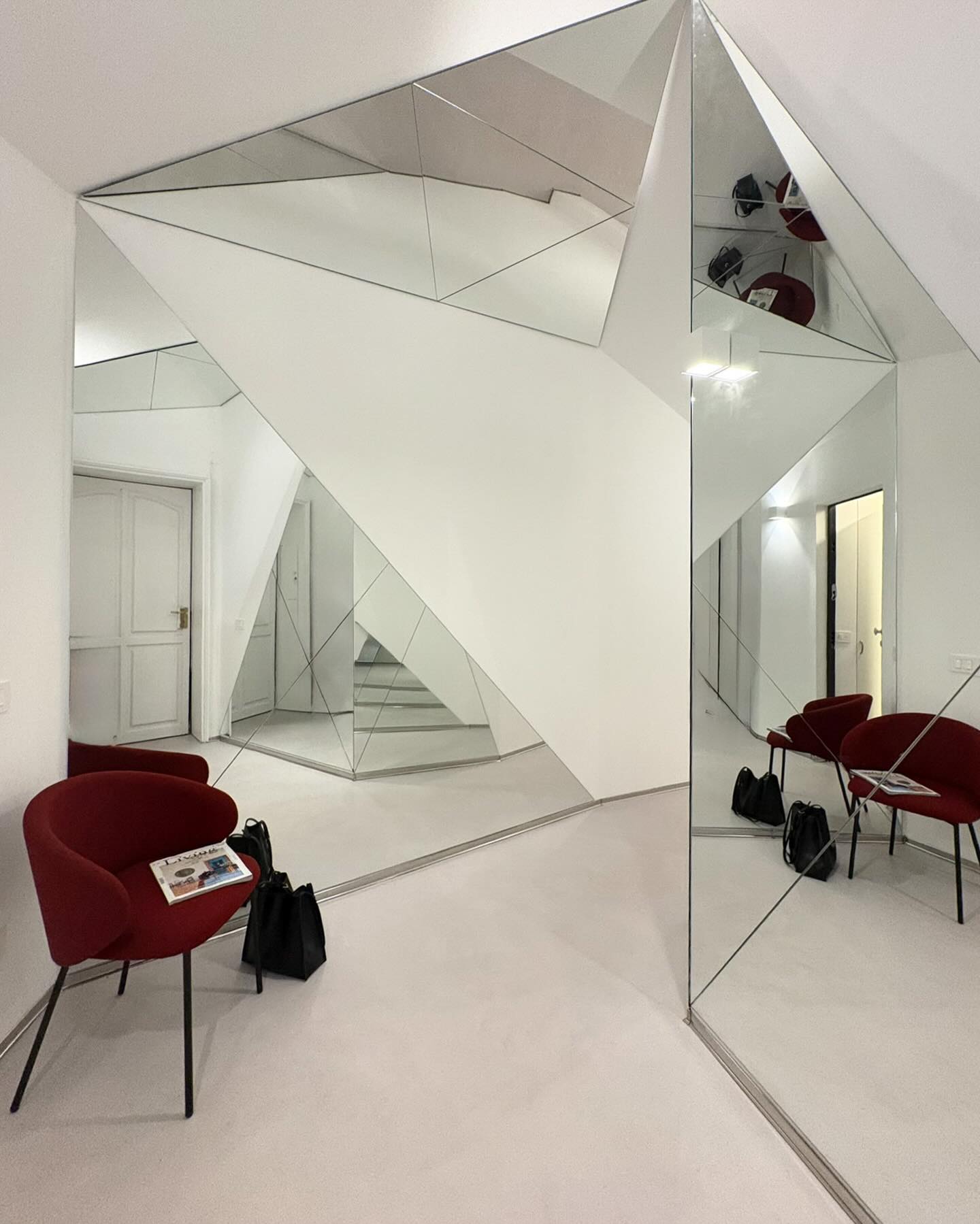 Residenze San Barnaba ✨
• Corridoio comune •
Il corridoio comune diventa uno spazio immersivo e dinamico, modellato da specchi triangolari e superfici inclinate che sfalsano geometrie e simmetrie. Le variazioni di angolo creano un ritmo di pieni e vuoti, alternando zone di passaggio e piccole aree di sosta che trasformano il corridoio in una soglia condivisa. Le superfici specchianti ampliano e moltiplicano lo spazio, generando riflessi sempre nuovi e un’esperienza percettiva scenografica, dove ogni movimento ridisegna continuamente l’ambiente.
•
•
•
#architecture #interiordesign #home