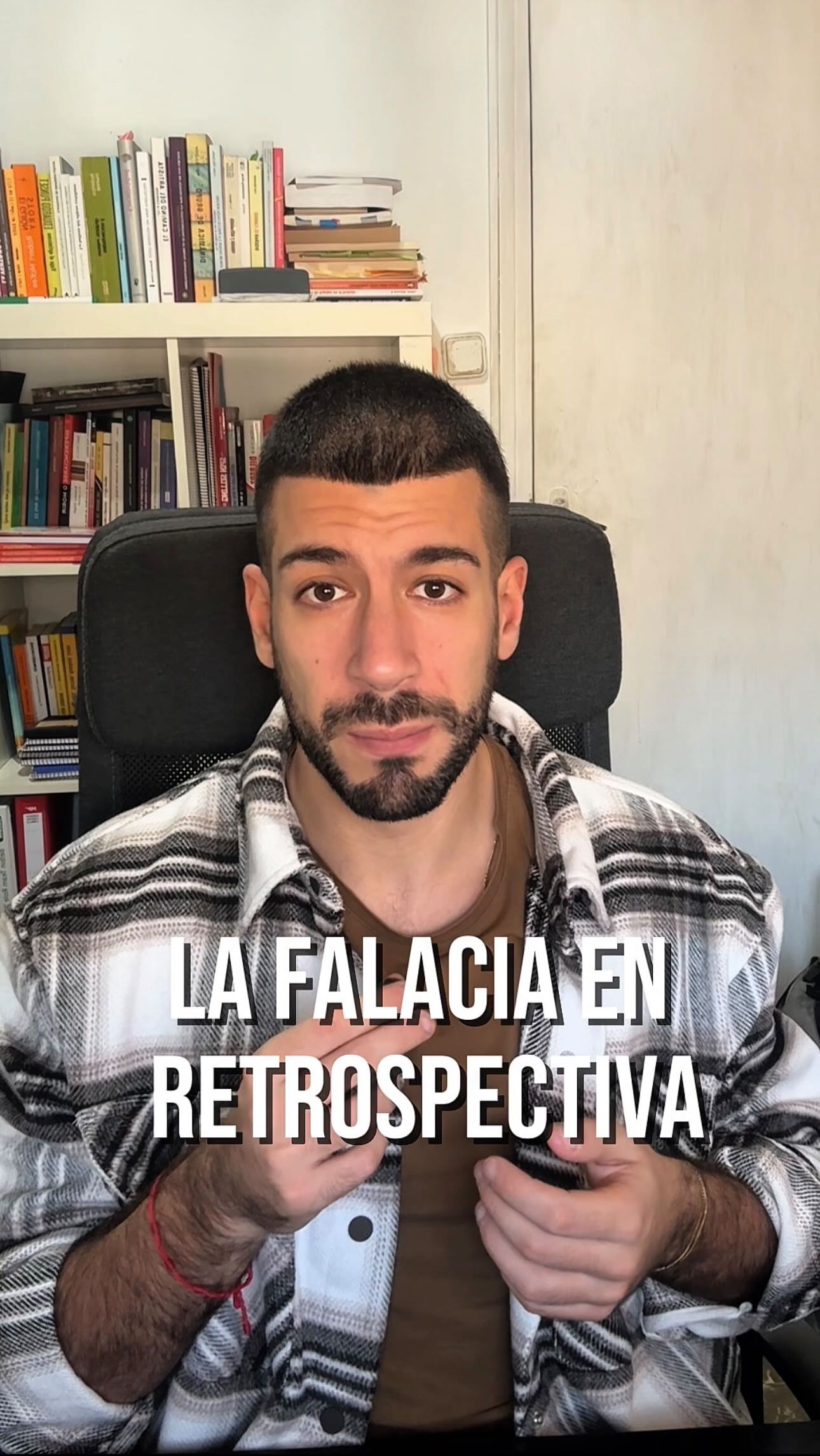 “Lo tenía que haber visto venir.”
Esta es una frase habitual de un #saboteador que actúa desde el recuerdo. 📍 Aparece cuando algo ya ha pasado y funciona así: toma el resultado y lo usa para atacarte, haciéndote creer que fallaste o que deberías haber actuado de otra manera.
En #psicología esto se llama Falacia Retrospectiva. El cerebro 🧠 reorganiza lo ocurrido para construir una explicación lógica que dé sentido a lo que antes era incertidumbre. Esa reorganización no es un análisis racional, es una distorsión. No describe lo que sabías, describe lo que sabes ahora⚠️Y ahí es donde esta acción de recordar se convierte en un sabotaje, ya que es el terreno perfecto para castigarte.
📍Más del 80% de las personas cree que podía haber predicho un resultado una vez lo conoce, aunque en realidad no hubiera señales suficientes (Fischhoff, 1975). Estudios posteriores, como los de Roese y Vohs, confirman que este sesgo incrementa la autoexigencia, la culpa y la sensación falsa de que “podrías haber hecho más”.
No es que te faltara visión, que no estuvieras a la altura o que fueras ingenuo. Lo que ocurre es que tu memoria está reconstruyendo la escena con datos que en su momento no existían y te lleva a interpretar esa reconstrucción como evidencia de que fallaste.
Si tiendes a decirte que deberías haberlo visto o que tenías que haber actuado mejor, para. Eso no es responsabilidad, es distorsión. La responsabilidad real empieza cuando analizas lo que pasó desde la información que tenías entonces, no desde la que tienes ahora. Y desde ahí se puede aprender sin castigarte.
#liderazgo #talento #psicologiadeltalento #sabotaje #saboteador #saboteadores #sindromedelimpostor #desarrollopersonal #desarrolloprofesional #crecimientopersonal