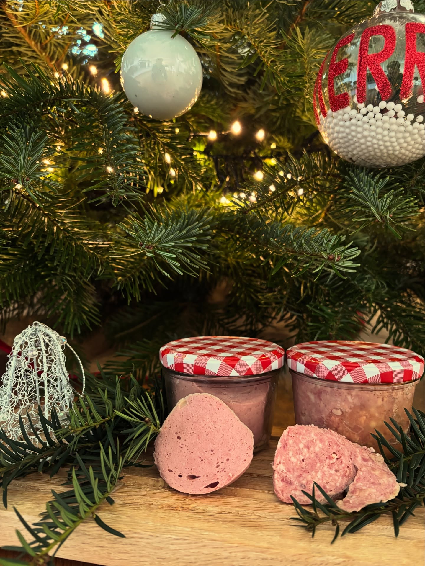🎄✨ Weihnachtszeit! ✨🎄
Unsere Wild Fleischwurst und unser Wild Frühstücksfleisch sind endlich wieder verfügbar 🥳🦌🐗🍀
Perfekt fürs gemütliche Weihnachtsfrühstück, die Brotzeit zwischendurch oder den Vorrat für die Feiertage 🎅🕯️
Pfefferbeißer, Salami und Bratwurst natürlich auch immer noch da und vorrätig ☺️
Hausgemacht, herzhaft & einfach lecker
#wiederdaverfügbar #fleischwurst #frühstücksfleisch #hausgemacht #regional #handwerk #weihnachtszeit #weihnachtsgenuss #brotzeit #leckerschmecker #qualität #metzgerhandwerk 🎄🥩✨