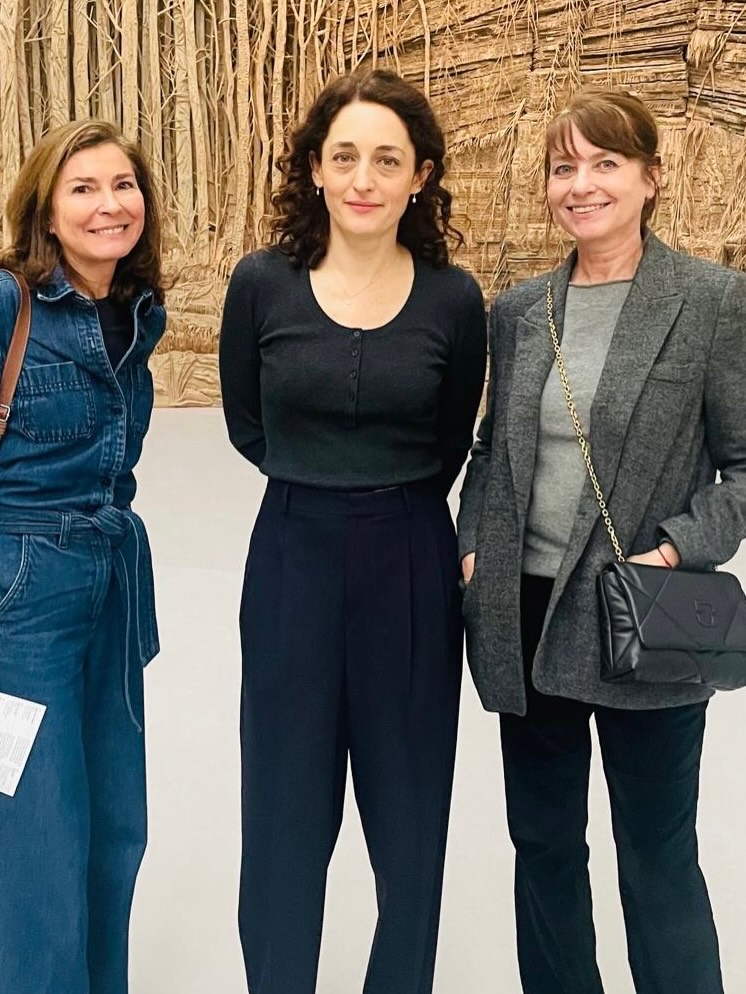 Courez au Grand Palais : l’exposition jumelée Eva Jospin / Claire Tabouret est extraordinaire! Nous avons même eu la chance de rencontrer Eva Jospin et de pouvoir la féliciter! 👏🙏 @eva_jospin
Dans Grottesco, Eva Jospin déploie un univers immersif fait de forêts, de grottes, de ruines et d’architectures imaginaires, entièrement façonnés en carton. Elle y présente aussi ses bas-reliefs brodés, une nouvelle étape merveilleuse de son parcours artistique. Son travail à la manière d’un orfèvre m’a toujours beaucoup impressionné et fait rêver.
Avec « D’un seul souffle », Claire Tabouret dévoile les coulisses d’un projet monumental : les six vitraux contemporains destinés à Notre-Dame de Paris. L’exposition réunit des maquettes grandeur nature ainsi que ses monotypes préparatoires. Franchement c’est un moment historique. Elle nous invite à découvrir en avant-première ces œuvres encore en cours de fabrication chez le maître verrier. Et c’est tellement passionnant d’imaginer qu’elles vont être installées pour des centaines d’années…
#collectionstephaniepeyrissac #grandpalais