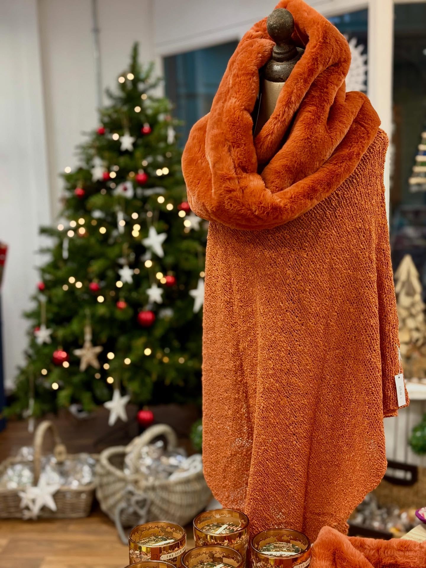 Still looking for inspiration?!
🤔💭🎁
There are just two Saturdays left before Christmas, so it’s time to get your gift lists crossed off and stockings filled!
From winter warmers like our new fluffy snoods, to quirky handmade gifts such as our cute metal animals, we have hundreds of great ideas waiting in store!
You’ll also find jewellery, scarves, gloves, socks, ponchos, bags and purses, Christmas decorations, homewares, candles…😅
🛍️ Open Saturday from 10.00 to 4.00
📍Buttermarket / Middle Gate, Newark
#christmasgiftideas
#newarkontrent
#shoplocal