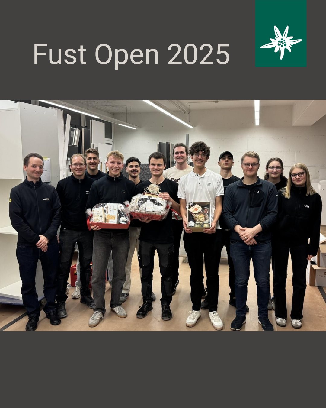 Ping Pong Turnier in der Schreinerei Fust
Am vergangenen Freitag trafen sich insgesamt 11 Spielerinnen und Spieler, um in spannenden Matches um die begehrten Finalplätze zu kämpfen.
Nach einer Qualifikationsrunde ging es letzten Freitag in die entscheidenden Duelle der K.-o.-Phase. Die Stimmung war hervorragend, das Niveau hoch und die Matches hart umkämpft.
Im Finale setzte sich Johannes in einem starken Spiel gegen Jan durch und holte sich damit den Turniersieg.
Im kleinen Final sicherte sich Etienne den dritten Platz mit einem Sieg über Samuel.
Der Abend klang gemütlich bei Pizza und Getränken aus, und das Podest durfte sich über tolle Preise freuen. Der Wanderpokal wurde an Johannes überreicht.
Herzliche Gratulation!
Ein grosses Dankeschön an alle, die dabei waren. Egal ob Spieler oder Zuschauer. Ihr habt das Fust Open 2025 zu einem tollen Event gemacht!
Und ein spezielles Dankeschön an Aaron für die Idee und die Organisation des Turniers!