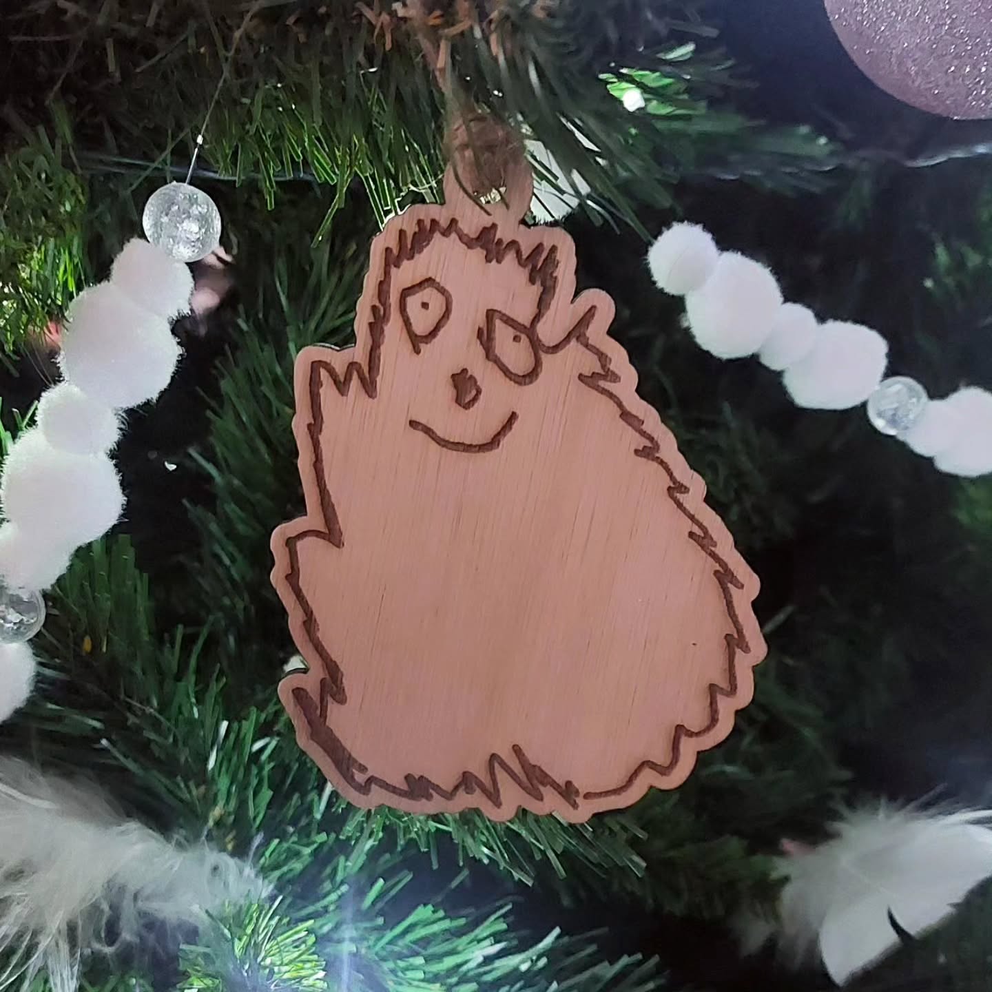 🎄 Nieuw & Persoonlijk: Houten kerstbal van jouw tekening! 🎄
Wil jij dit jaar écht iets bijzonders in de boom hangen?
Laat een tekening van je kind, partner of iemand die je dierbaar is omzetten in een prachtige houten kerstbal. 💛
Uniek. Handgemaakt. Een herinnering voor altijd.
Perfect als cadeau voor opa & oma, juffen, meesters — of gewoon voor jezelf.
💫 Een klein kunstwerkje dat grote waarde heeft.
#kerst #kerstbal #gepersonaliseerd #uniek #eindejaar ##geschenkidee