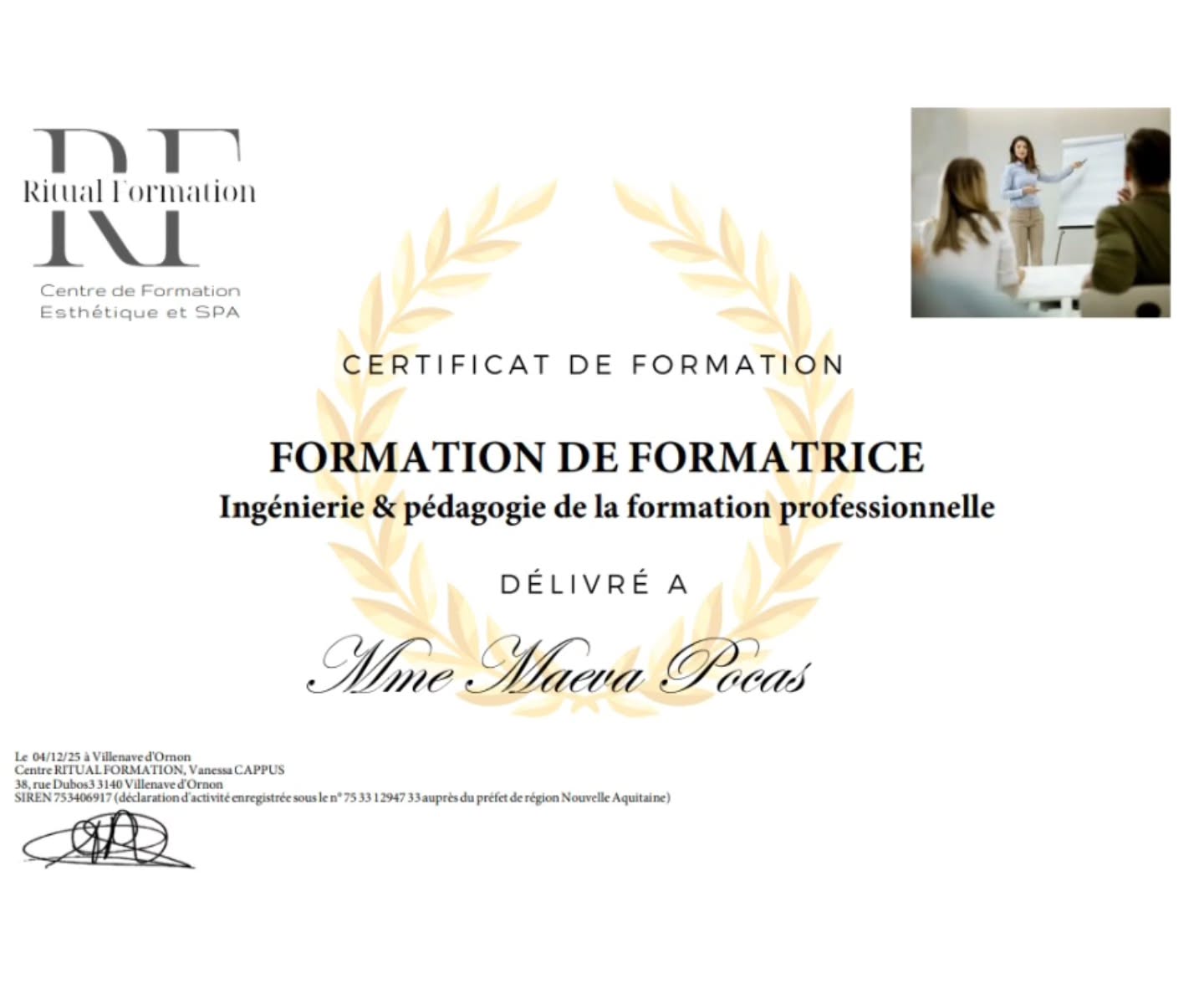 ✨ Annonce officielle ✨
C’est avec beaucoup d’émotion et une immense fierté que je peux enfin vous partager une nouvelle que je gardais précieusement…(et oui une de plus 😜)
📄 👩🎓Je suis officiellement Formatrice reconnue, et j’ai obtenu mon numéro d’activité!
Après avoir suivi ma formation de formatrice et monté mon dossier, j’ai validé toutes les étapes nécessaires. Une nouvelle page qui s’ouvre dans mon parcous !
Ces derniers mois ont été intenses, riches en travail, en doutes, en ambition… mais surtout en belles évolutions.
En plus de :
🏡 l’ouverture prochaine de mon local professionnel,
💗 le lancement de la prestation de tatouage des aréoles mammaires en 3D,
… je peux désormais annoncer que je me lance dans la formation professionnelle.
🗓️ Les premières formations verront le jour courant 2026.
Je travaille actuellement sur les programmes, les contenus pédagogiques… Je vous en dirai beaucoup plus dans les semaines à venir !
Après 10 ans d’expérience dans ce métier, je me sens enfin totalement légitime, à ma place, et prête à transmettre mon savoir-faire avec passion.
💥 Et… ce n’est pas tout !
2025 aura été une année incroyablement riche en projets… mais elle n’est pas terminée !
Une dernière grande annonce arrive très bientôt.
Restez connectés… 👀✨
#formatriceesthetique #formationsesthetique #estheticienne #aisne #hautsdefrance #formationesthetiqueaisne