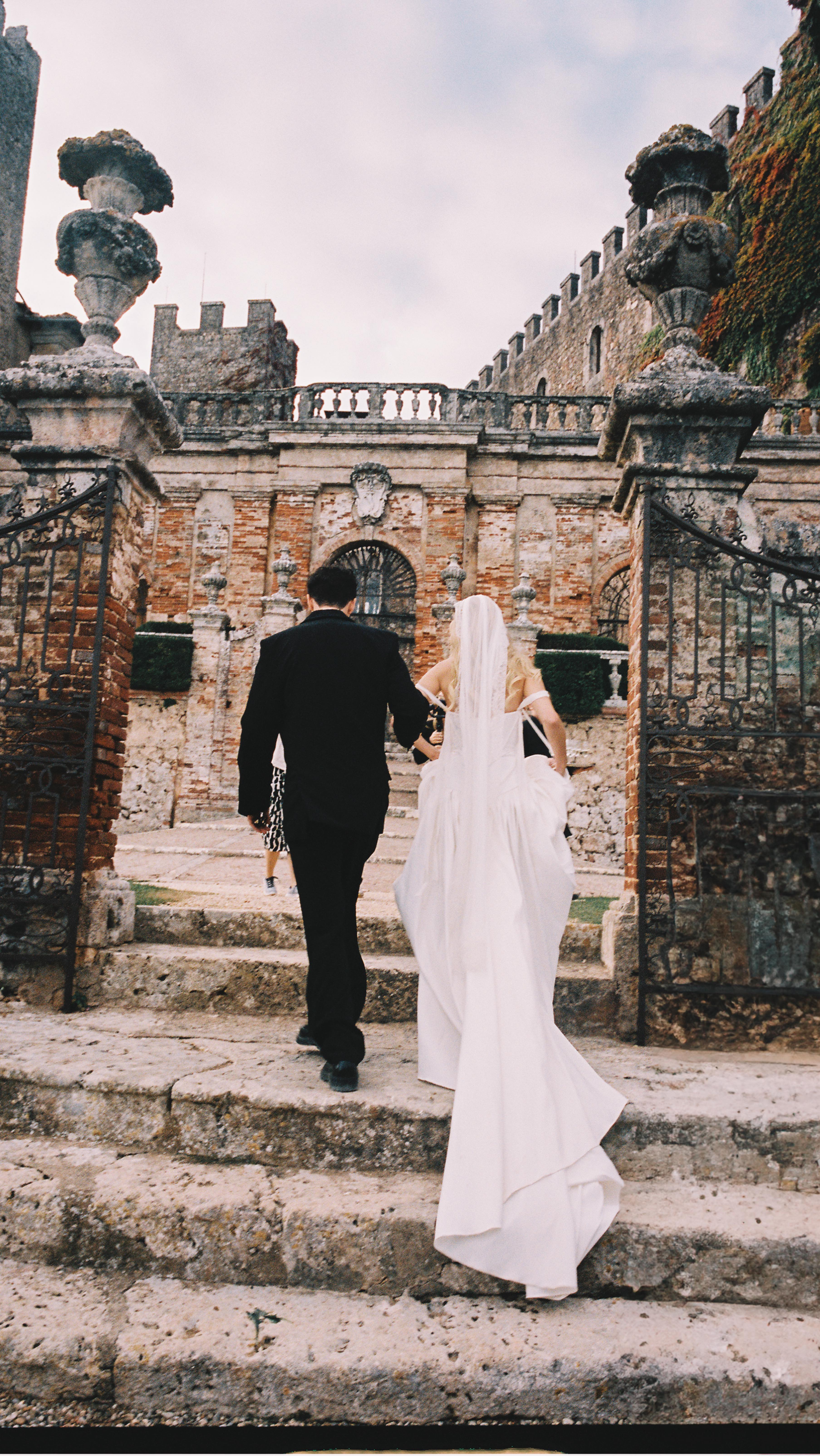 Sans doute un des moments le plus beau de cette journée pour ne pas dire le meilleur. Tout commence dans un mélange d’excitation et de stress. Le décor imaginé prend enfin vie. Nous n’avons pas encore trinqué donc nous pouvons être attentif à tout. On se sent tout puissant d’être si bien entouré devant nos proches. On se sent reconnaissant de recevoir autant d’amour. Merci à notre ami @giovanni_pajotti pour ce moment qui restera l’une des plus belles parenthèses de ma vie.
Cover photo @maelysizzo
Coordination @jasminandpeonies
#weddingceremony #weddingceremonydecor #weddingdesigner #weddingplanner