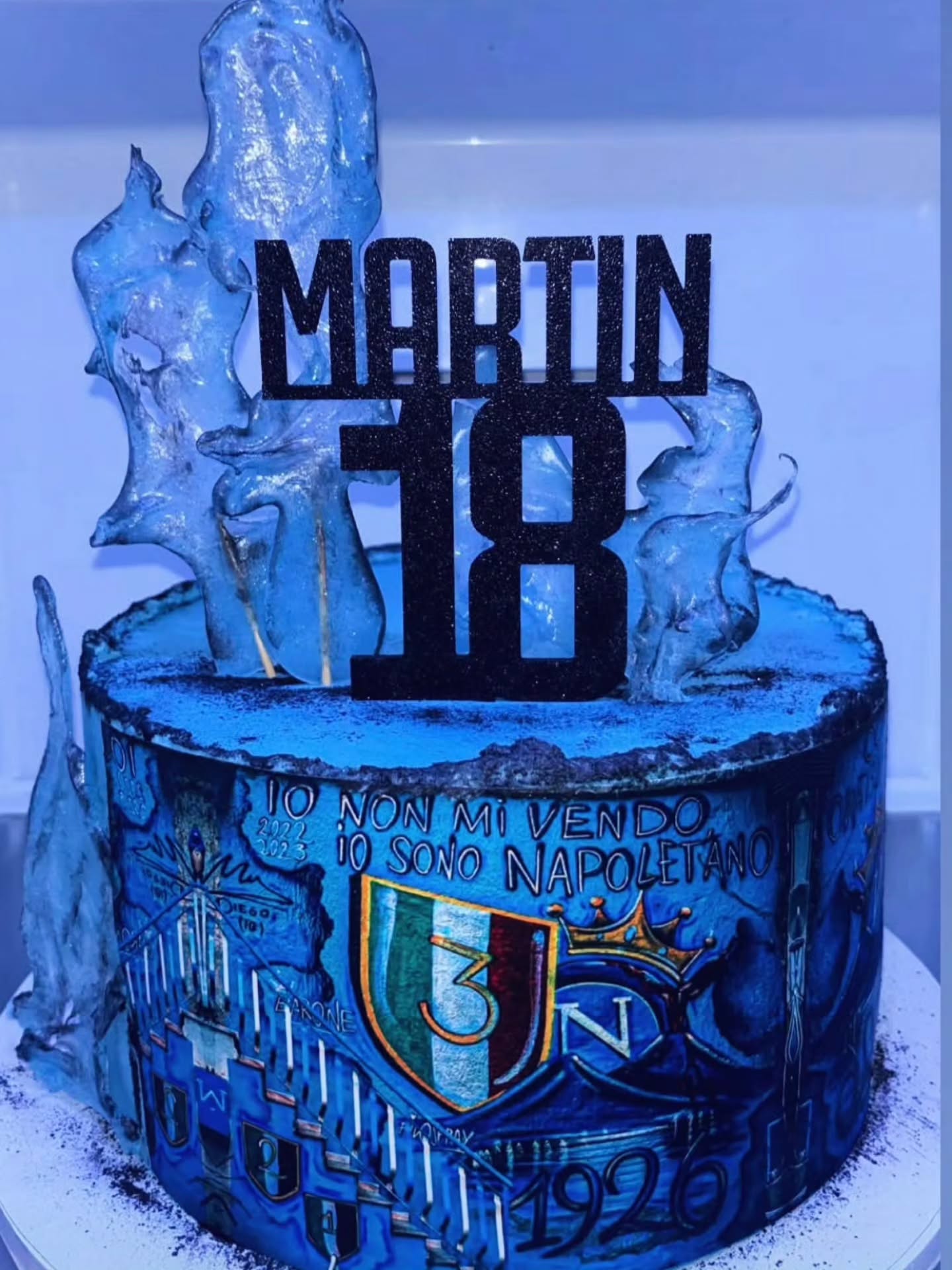 Vedno zmagovalna kombinacija @missdolce.si in @pikadizajn ... Ampak to obvladajo le nekatere rokice... 👏👏👏 Bravo @dadas_cakess !!!
#pikadizajntopper #18thbirthday #birthdaycake #caketopper #dekoracijazatorte