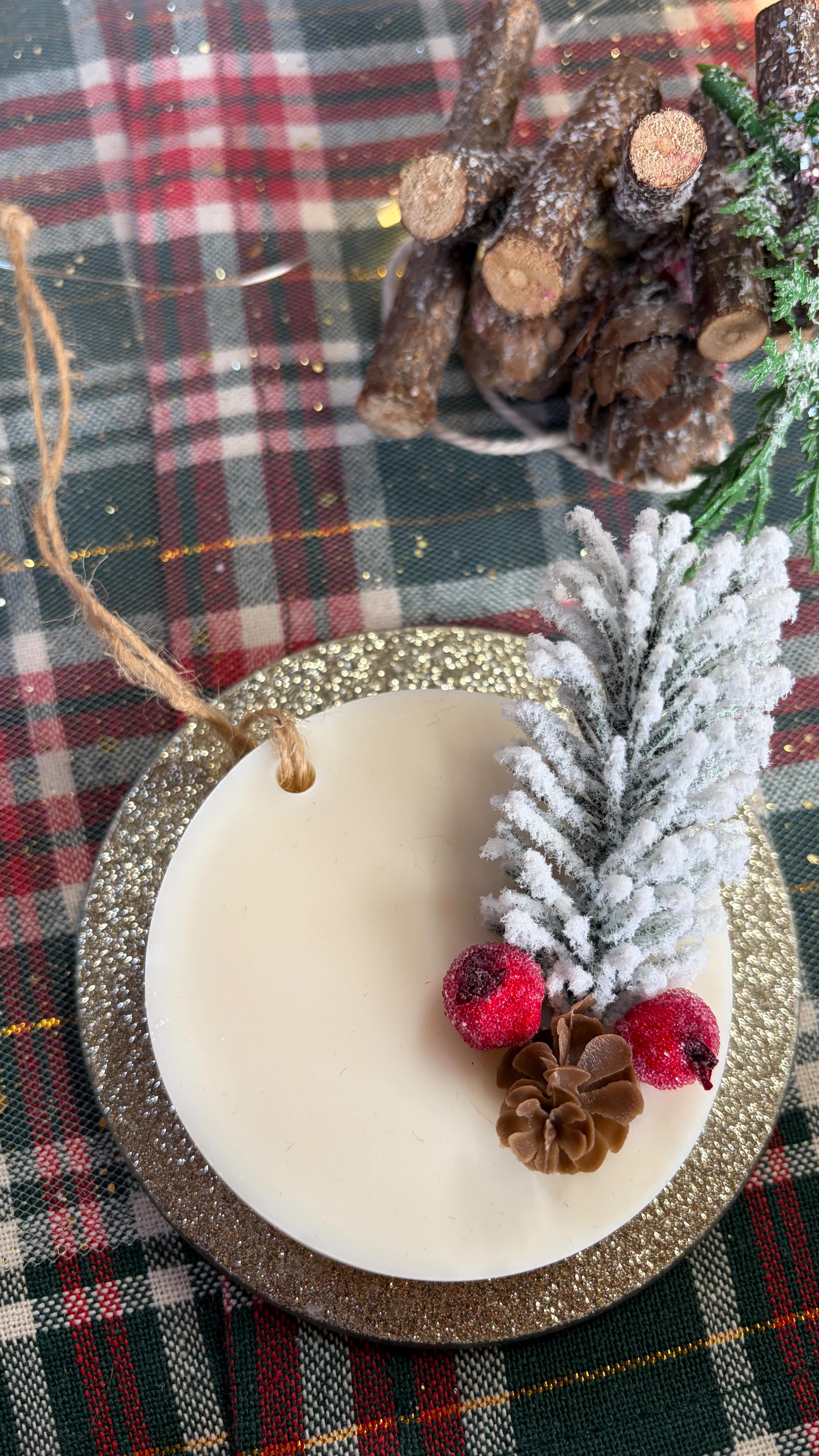 — ✨ la joie des marchés ✨
Heureusement que tous les gentils mots prennent toujours le dessus ❤️
Parce qu’un achat chez moi, c’est l’intention d’offrir un cadeau fait artisanalement, une bougie saine, des matières premières de qualité, et une artisane qui crée avec le cœur. 🤍
Merci pour tout ceux qui se déplacent pour mes créations, qui m’offrent leur confiance depuis plus de 4 ans. ❤️
#sograteful #grateful #reconnaissante #soglad #merci #thankyou #marche #marchedenoel #xmas #christmas #joyeuxnoel #bougies #bougiesparfumées #perfumed #candles #fondants #wax #sojawax #grasse #lorraine #metz #talange