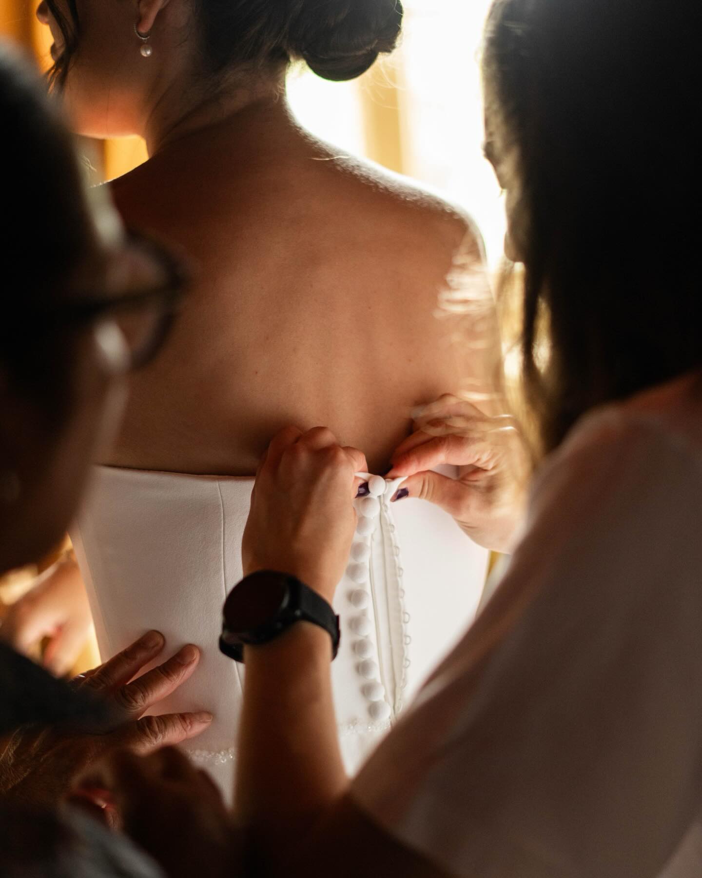 Préparatifs au @chateaudemontmelas 🏰
#photographedemariage #photographedemariagelyon #mariagelyon #mariagebeaujolais #photographedemariagefrance #frenchweddingphotographer #weddinginfrance #destinationwedding #mariagebourgogne #mariageauchateau #mariageromantique #mariageelegant #mariageauthentique #mariageintime #documentaryweddingphotographer #storytellingwedding #fineartwedding #luxurywedding #weddinginspiration #inspirationmariage