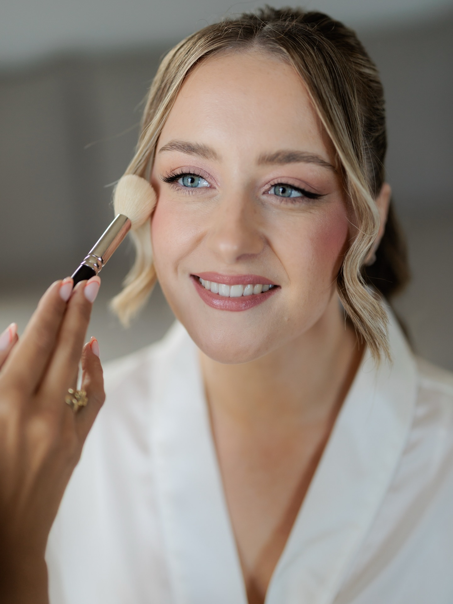 Beautiful Beth on her wedding day🩷 We did a soft and elegant bridal look with a hint of pink on the eyes cheeks and lips for a somewhat monochromatic look with a focus on lashes and eyeliner. I’m obsessed.
.
Photography @antonis_kelaidis
Hair @femm_michel
Planner @nmevents_planner